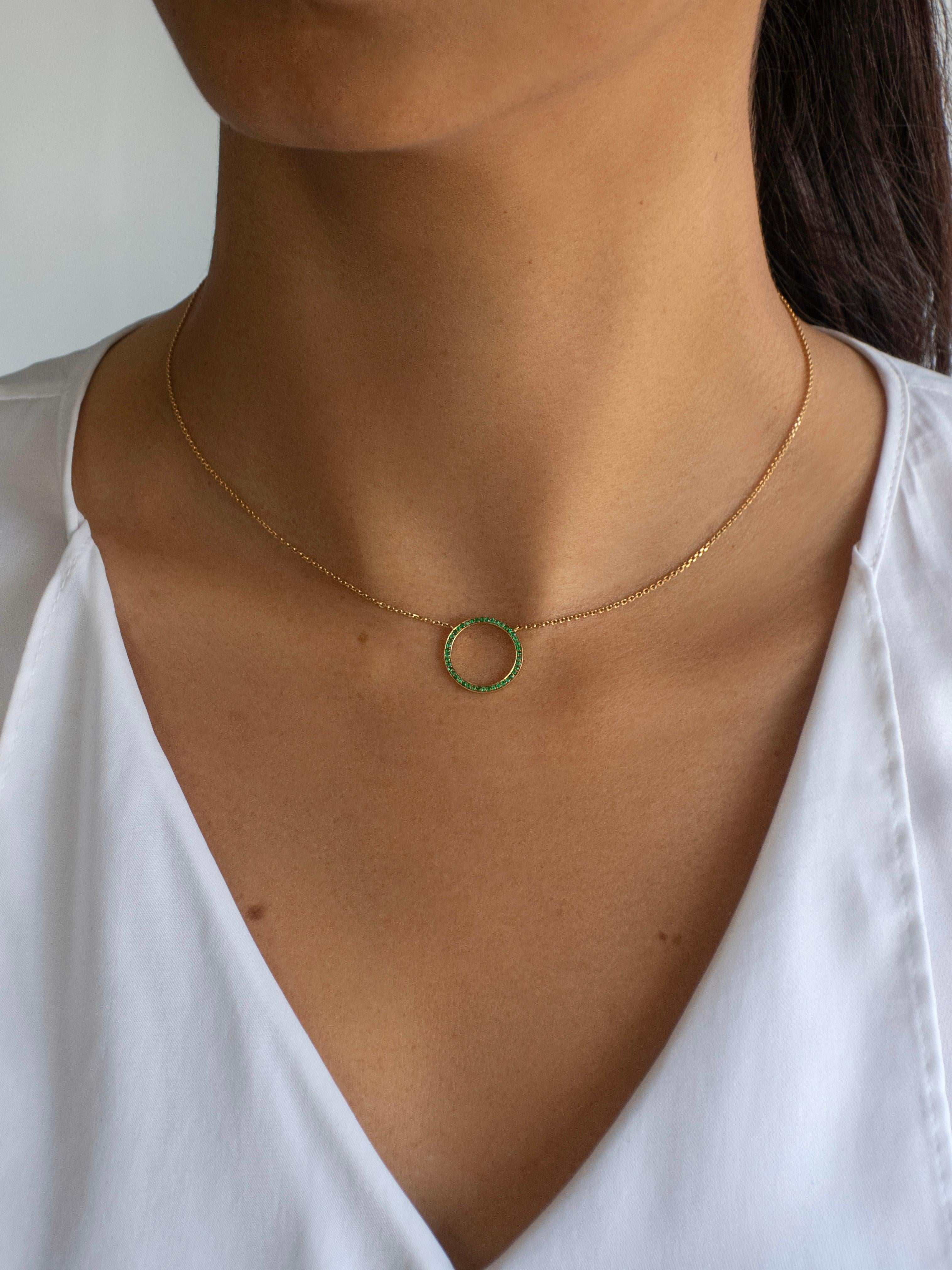 Moderno Collana con cerchio di smeraldi con pavé in oro giallo 18 carati in vendita