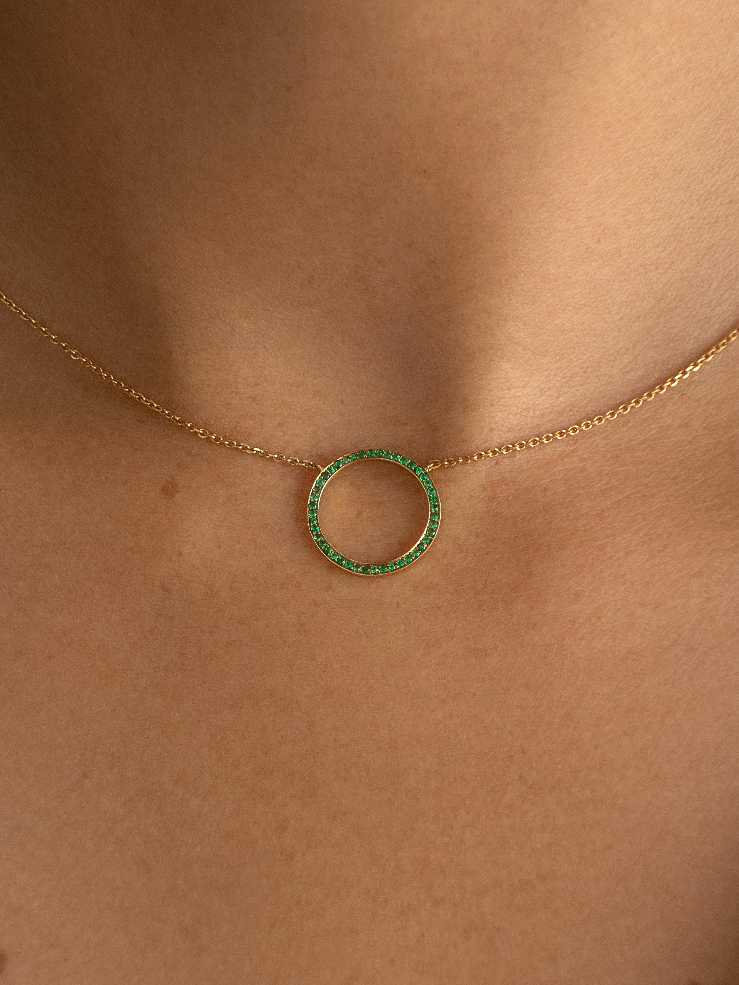 Taglio rotondo Collana con cerchio di smeraldi con pavé in oro giallo 18 carati in vendita