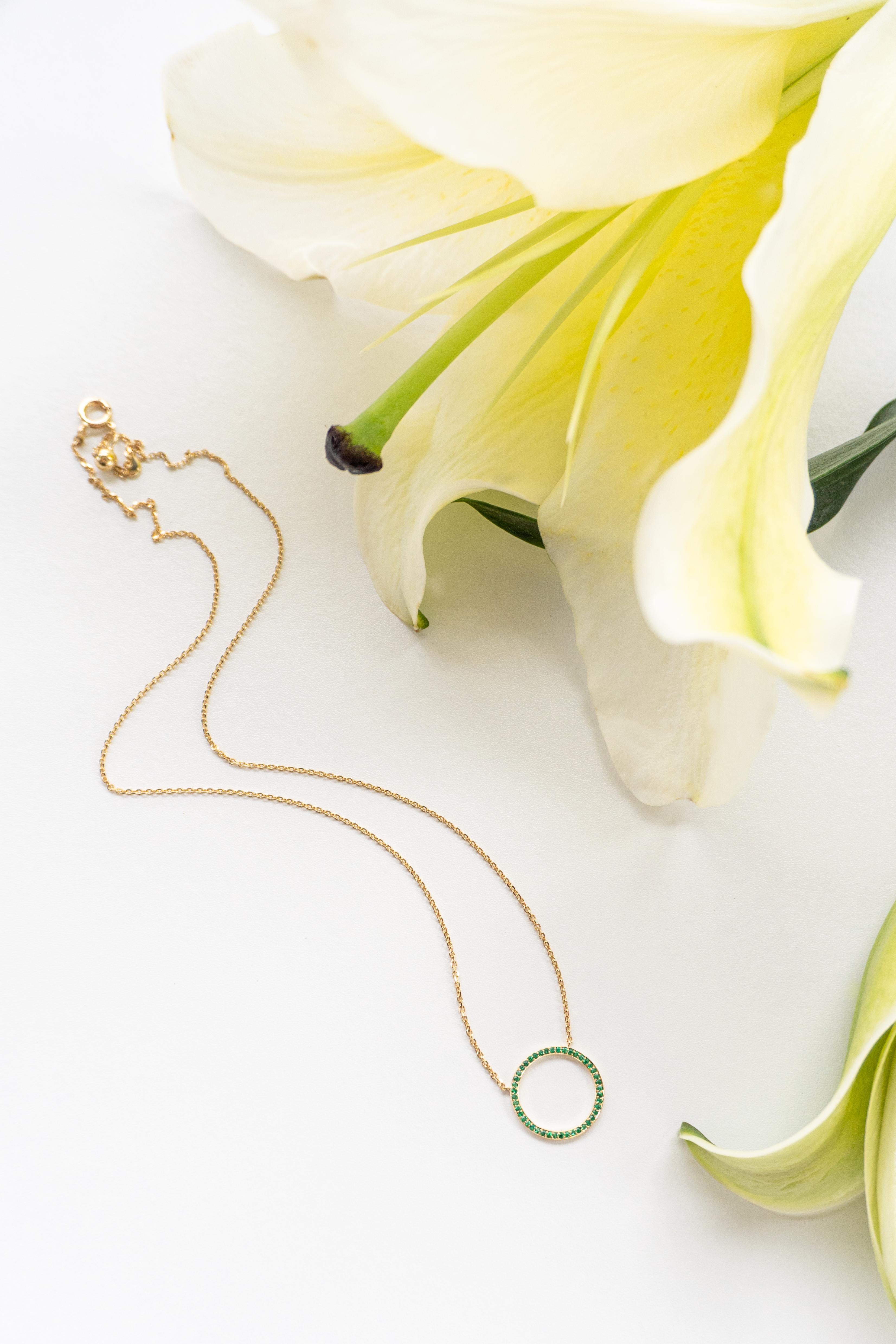 Collana con cerchio di smeraldi con pavé in oro giallo 18 carati In condizioni Nuovo in vendita a Bangkok, TH