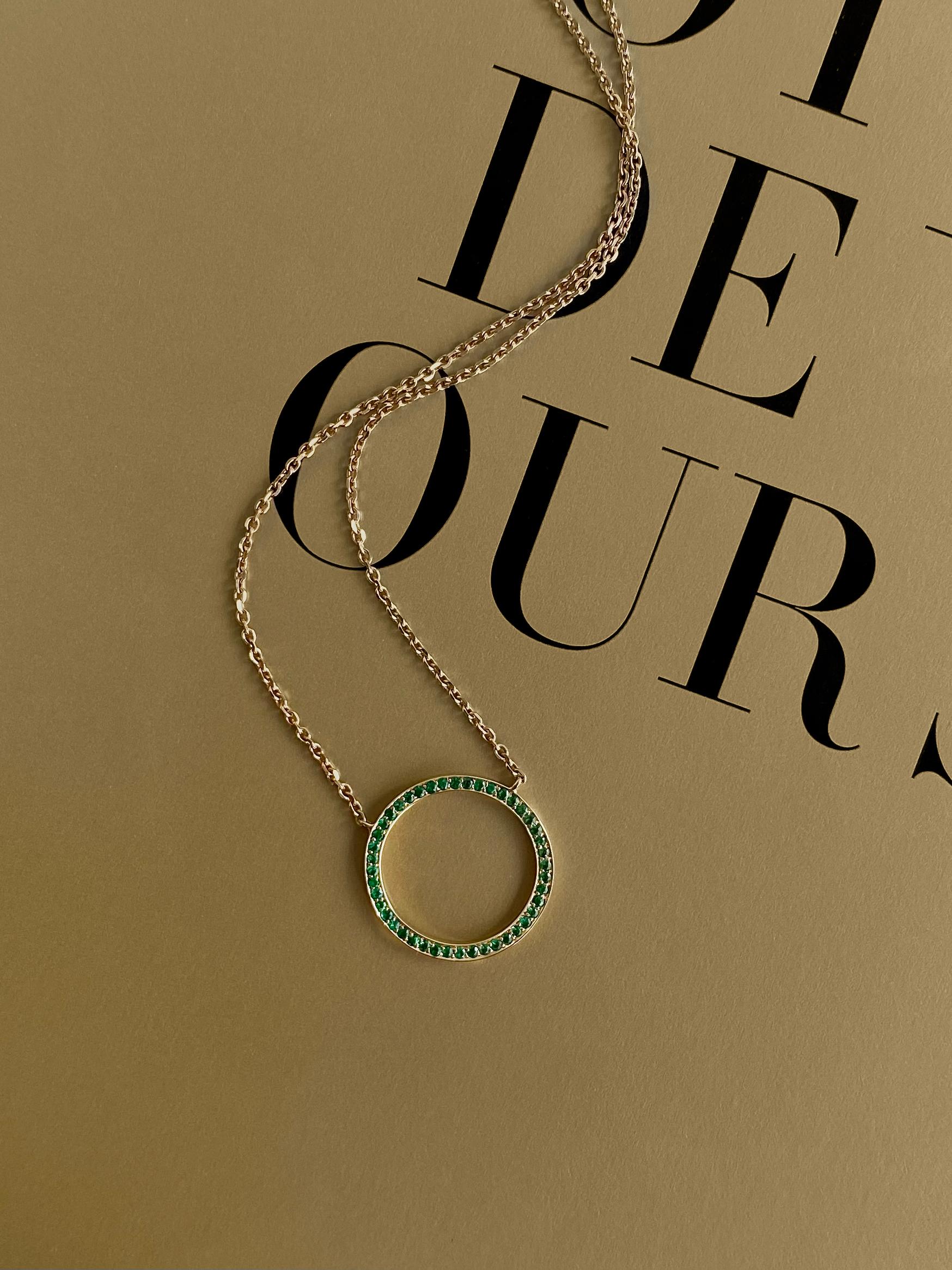 Donna Collana con cerchio di smeraldi con pavé in oro giallo 18 carati in vendita
