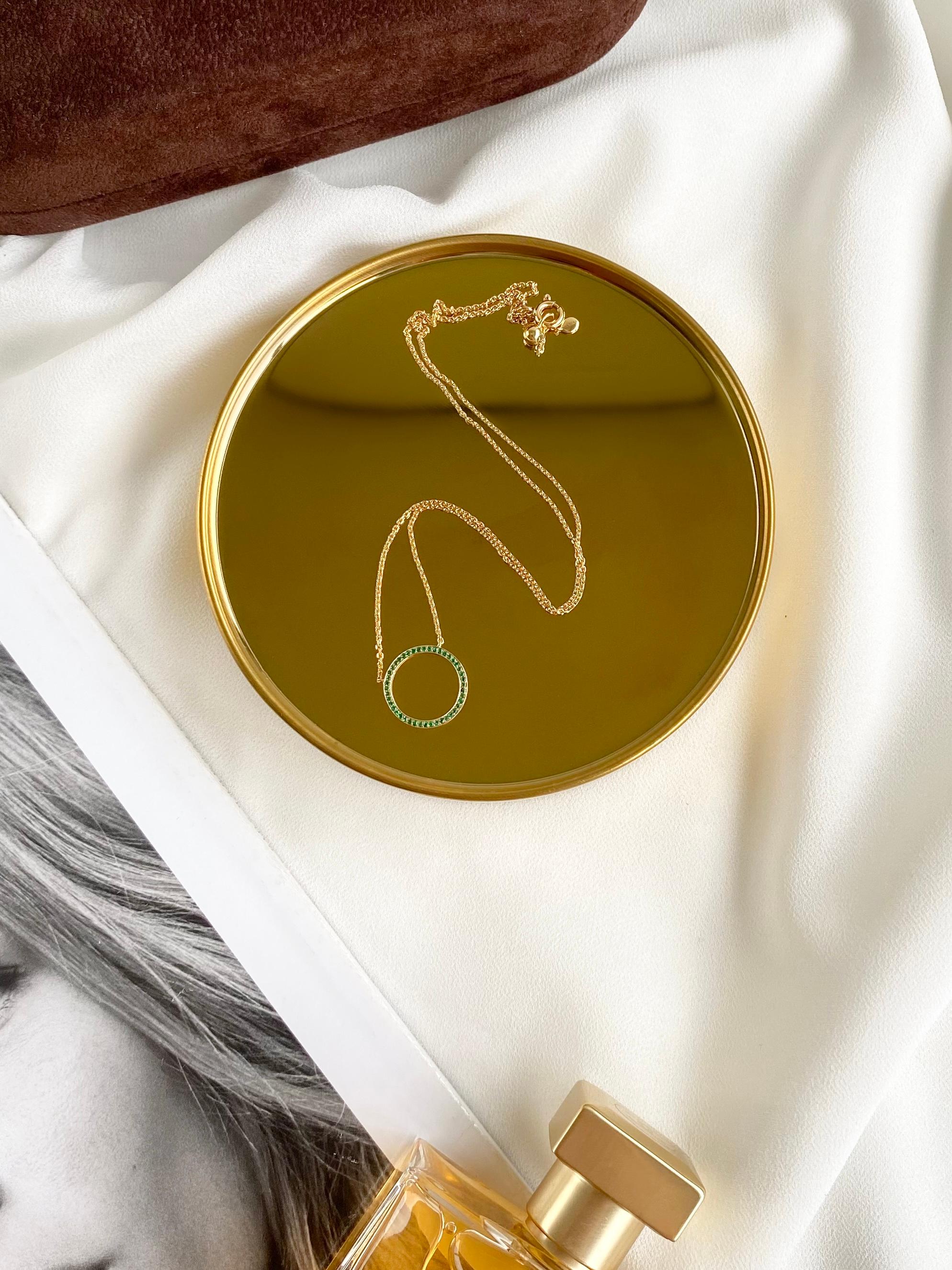Collana con cerchio di smeraldi con pavé in oro giallo 18 carati in vendita 1