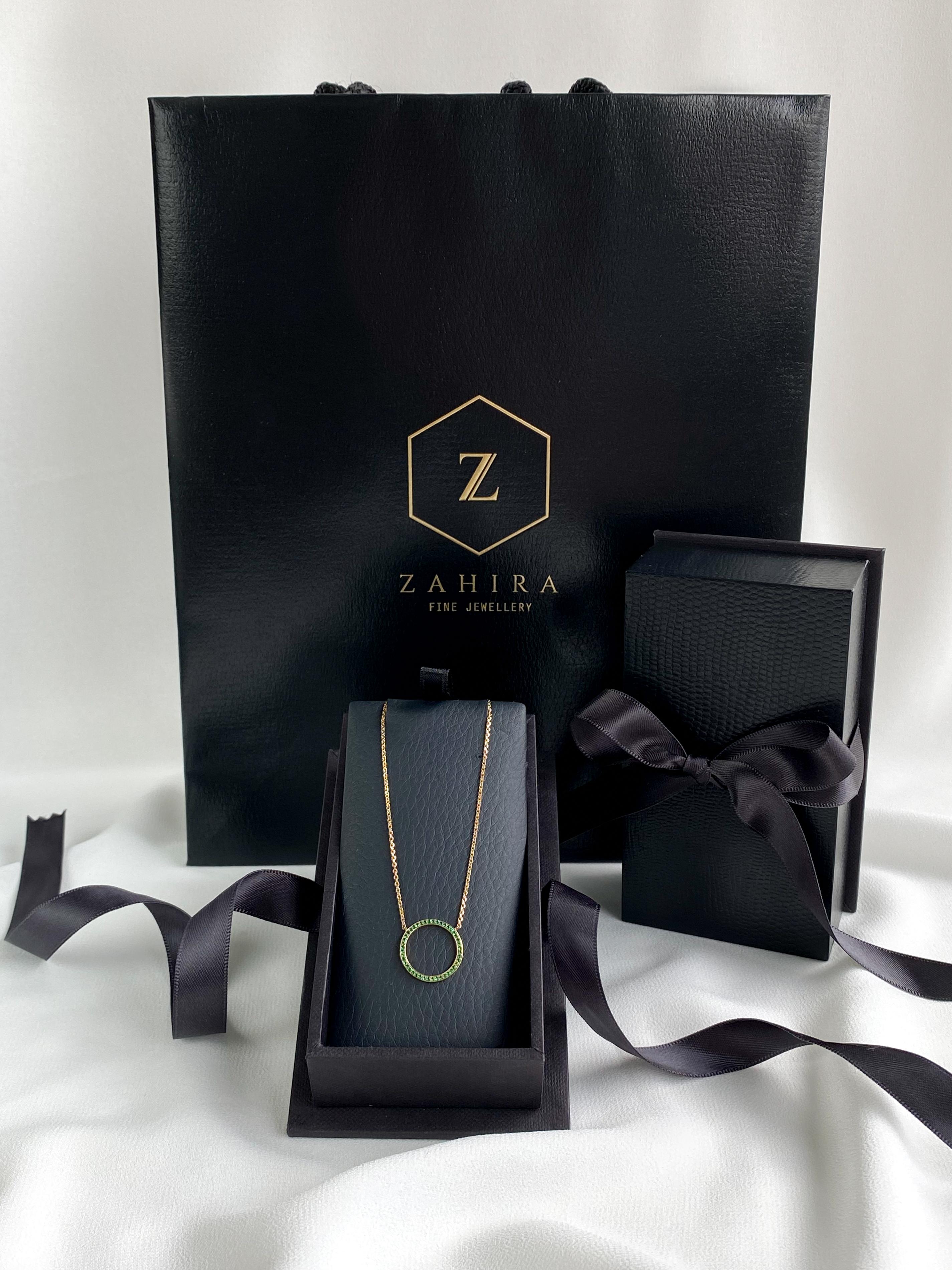 Collana con cerchio di smeraldi con pavé in oro giallo 18 carati in vendita 2