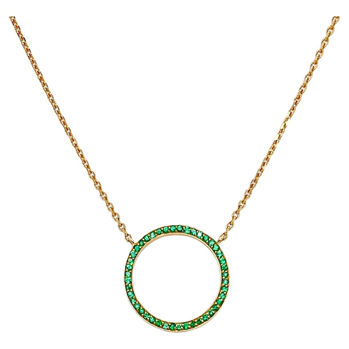 Collana con cerchio di smeraldi con pavé in oro giallo 18 carati