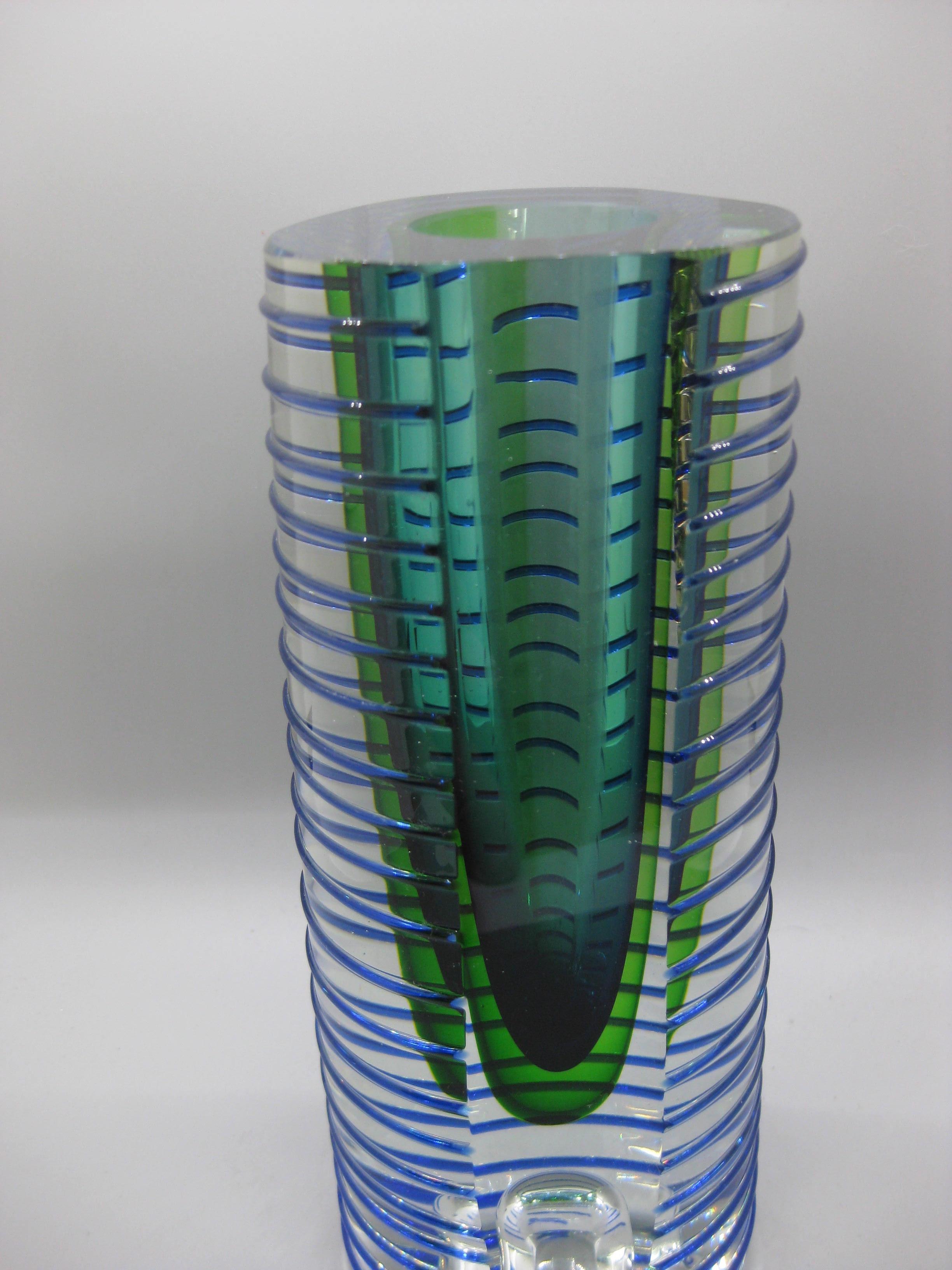 Schöne postmoderne bunte gerippte tschechische Kunstglas-Sommerso-Vase, entworfen von Pavel Hlava. Wunderbare Farbe und Form. Hergestellt in Tschechien. In sehr gutem Zustand. Eine winzige Flohbisskerbe am inneren Rand der Vase, die schwer zu