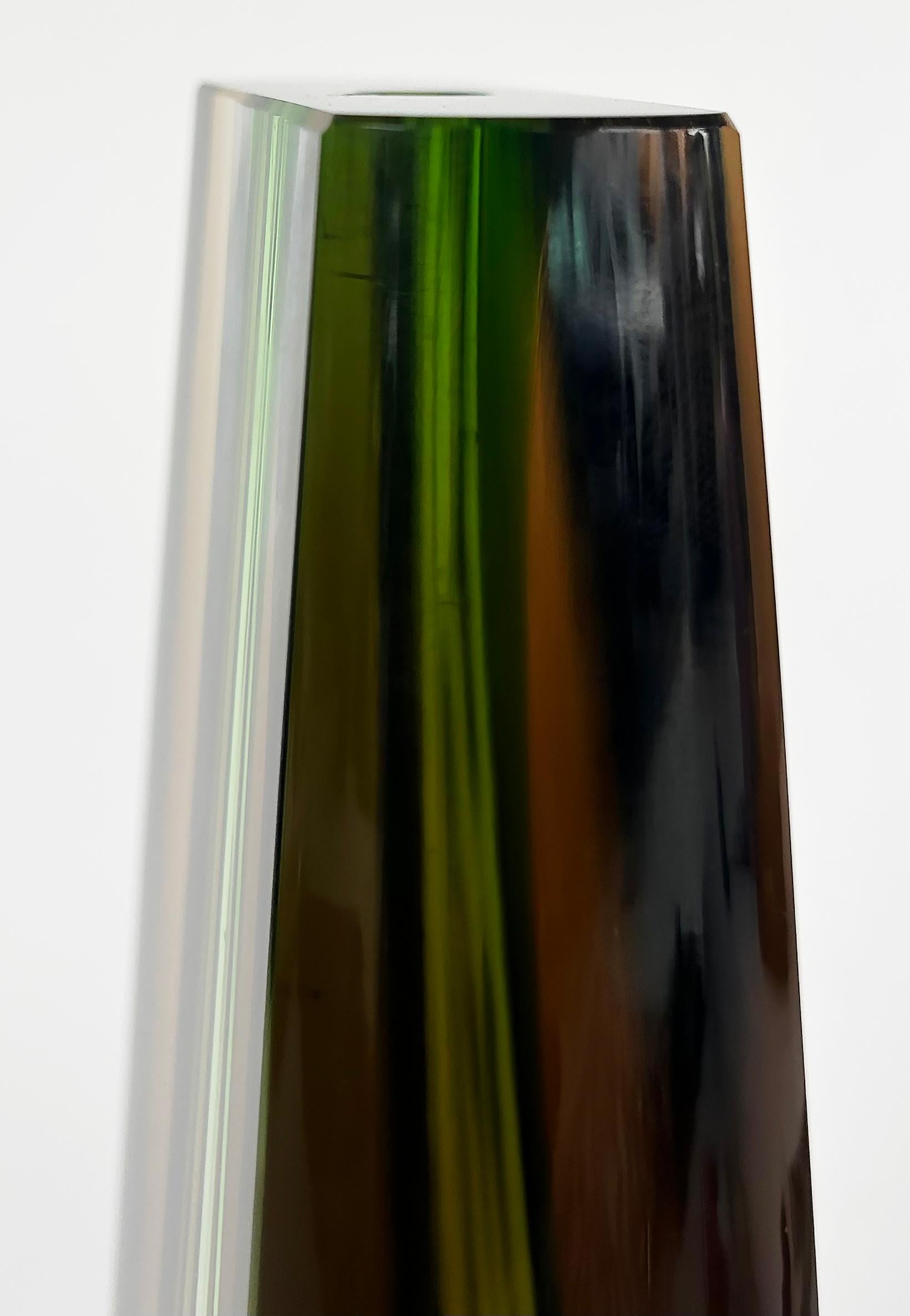 Vase à bourgeons en verre d'art tchèque Pavel Hlava Exbor Sommerso. 1960s en vente 3