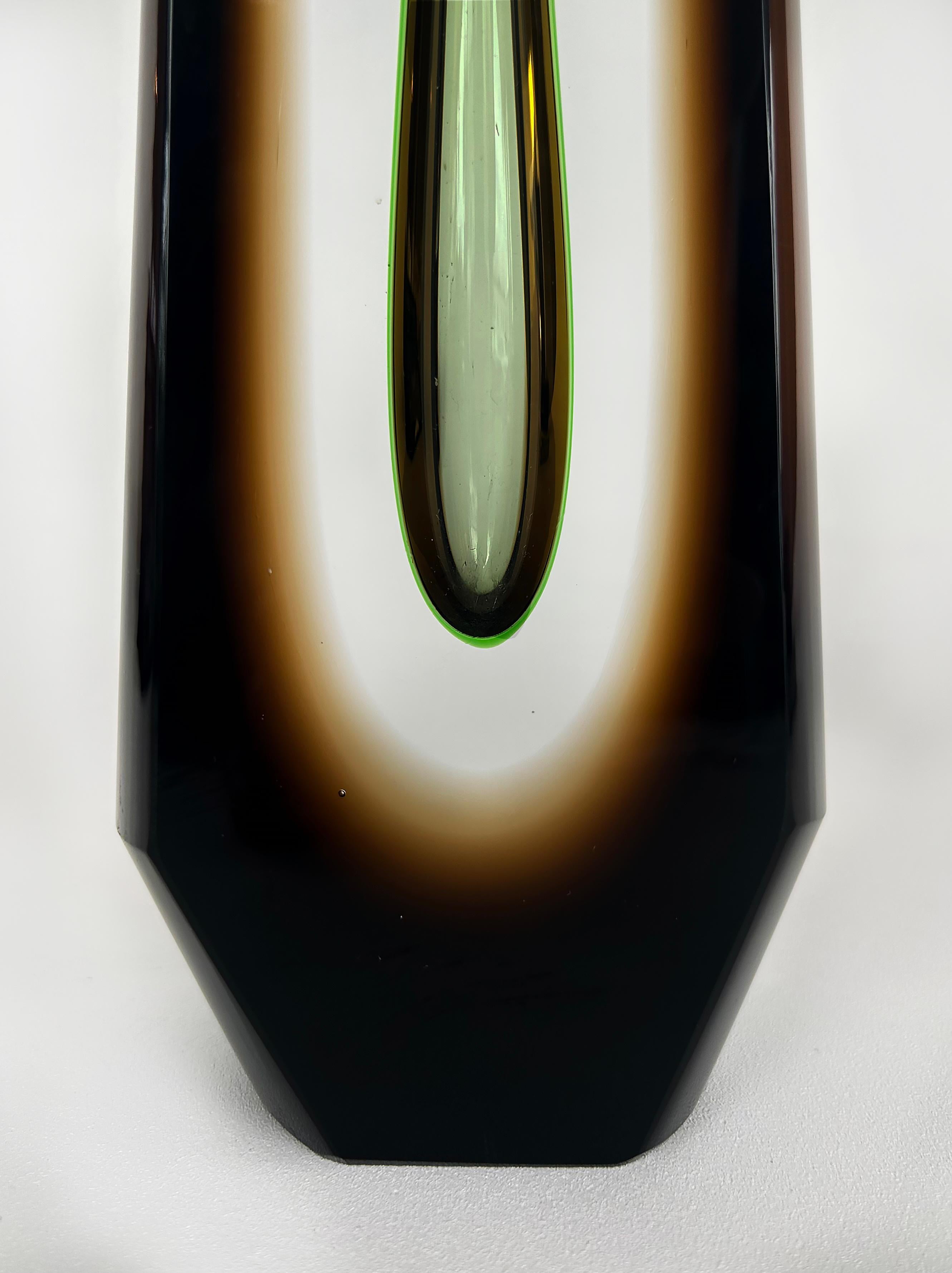 Vase à bourgeons en verre d'art tchèque Pavel Hlava Exbor Sommerso. 1960s en vente 4