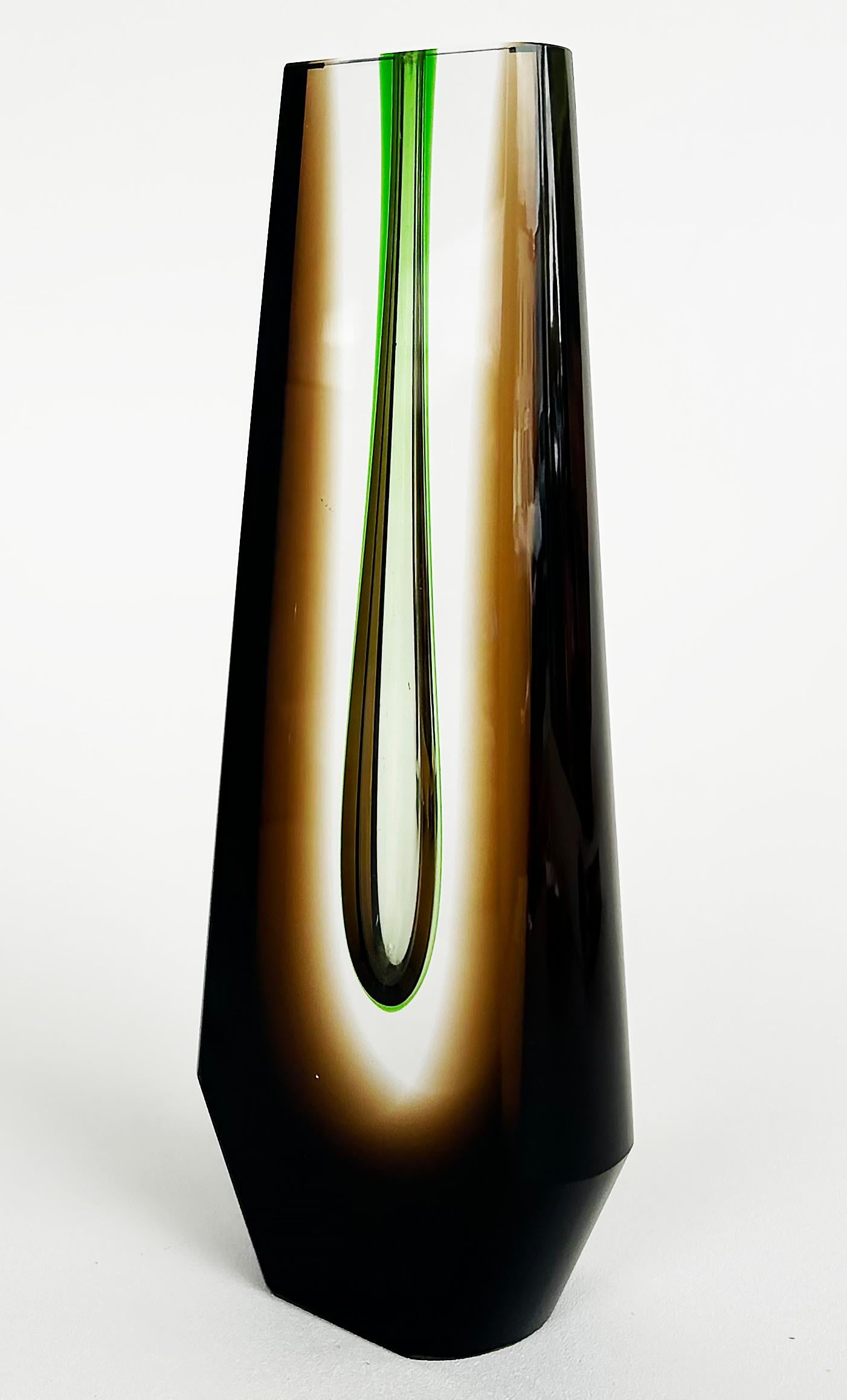Mid-Century Modern Vase à bourgeons en verre d'art tchèque Pavel Hlava Exbor Sommerso. 1960s en vente