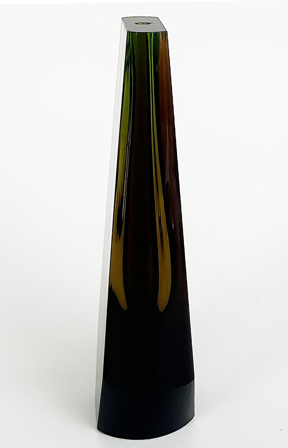 Tchèque Vase à bourgeons en verre d'art tchèque Pavel Hlava Exbor Sommerso. 1960s en vente