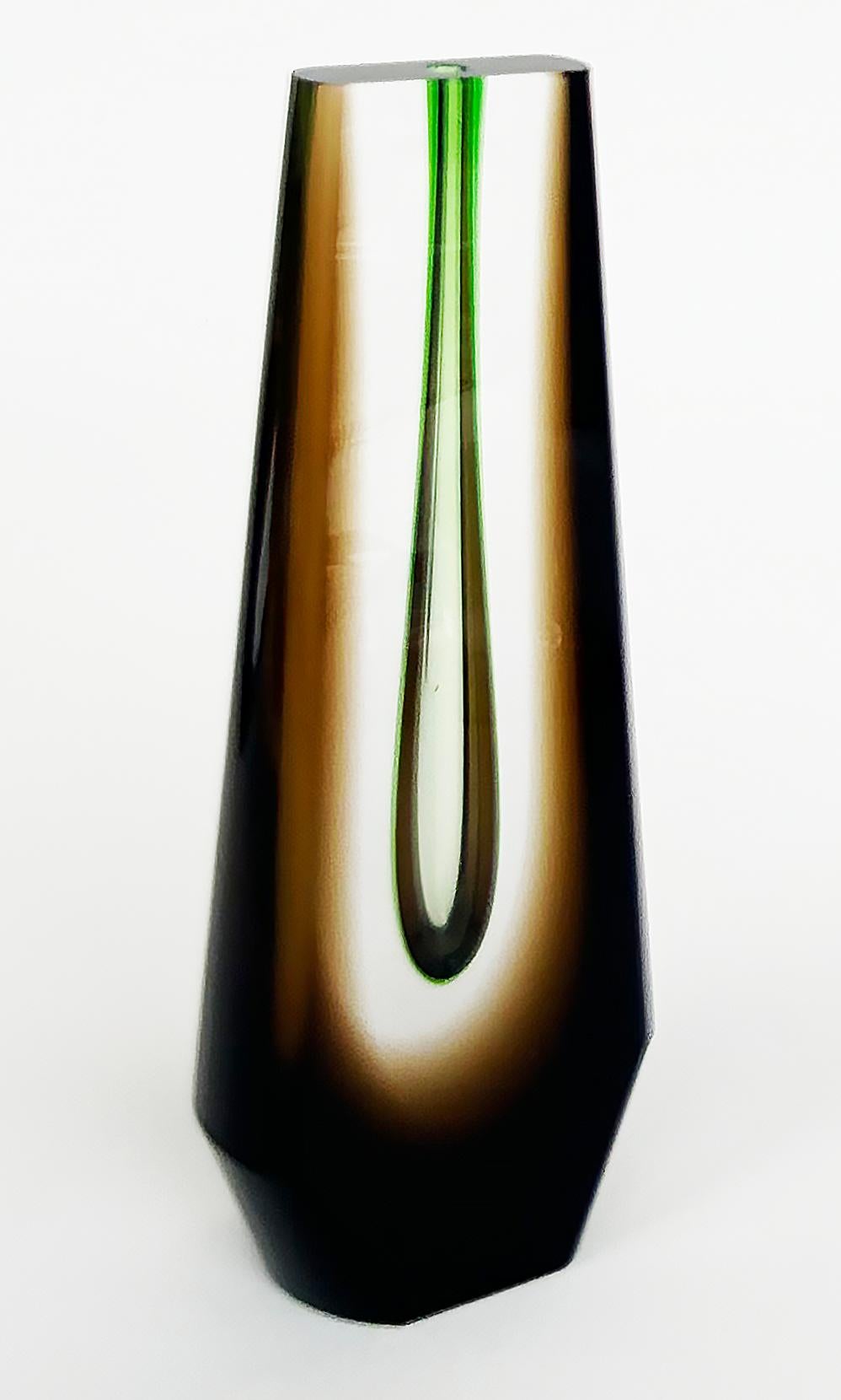 Vase à bourgeons en verre d'art tchèque Pavel Hlava Exbor Sommerso. 1960s Bon état - En vente à Miami, FL