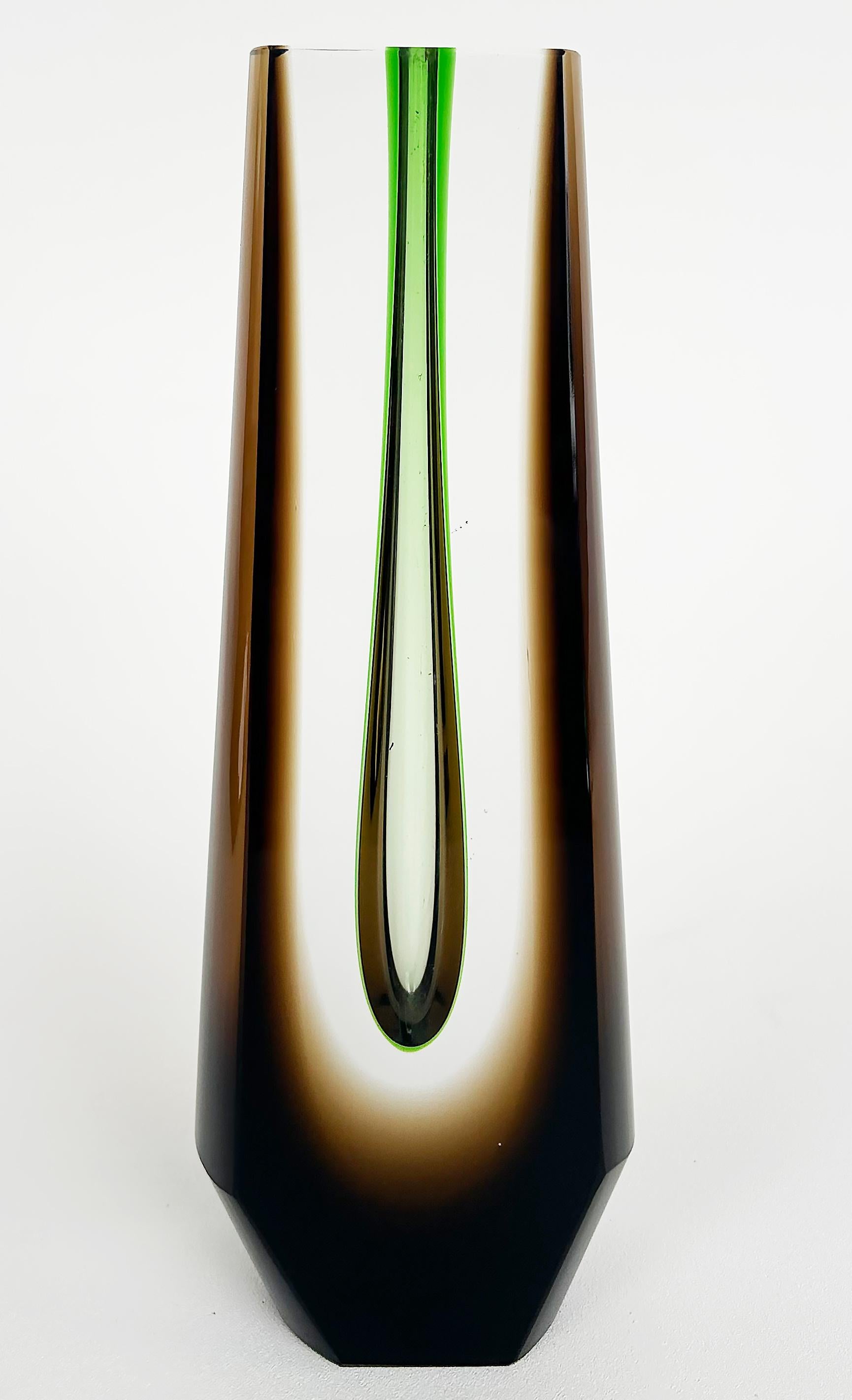 20ième siècle Vase à bourgeons en verre d'art tchèque Pavel Hlava Exbor Sommerso. 1960s en vente