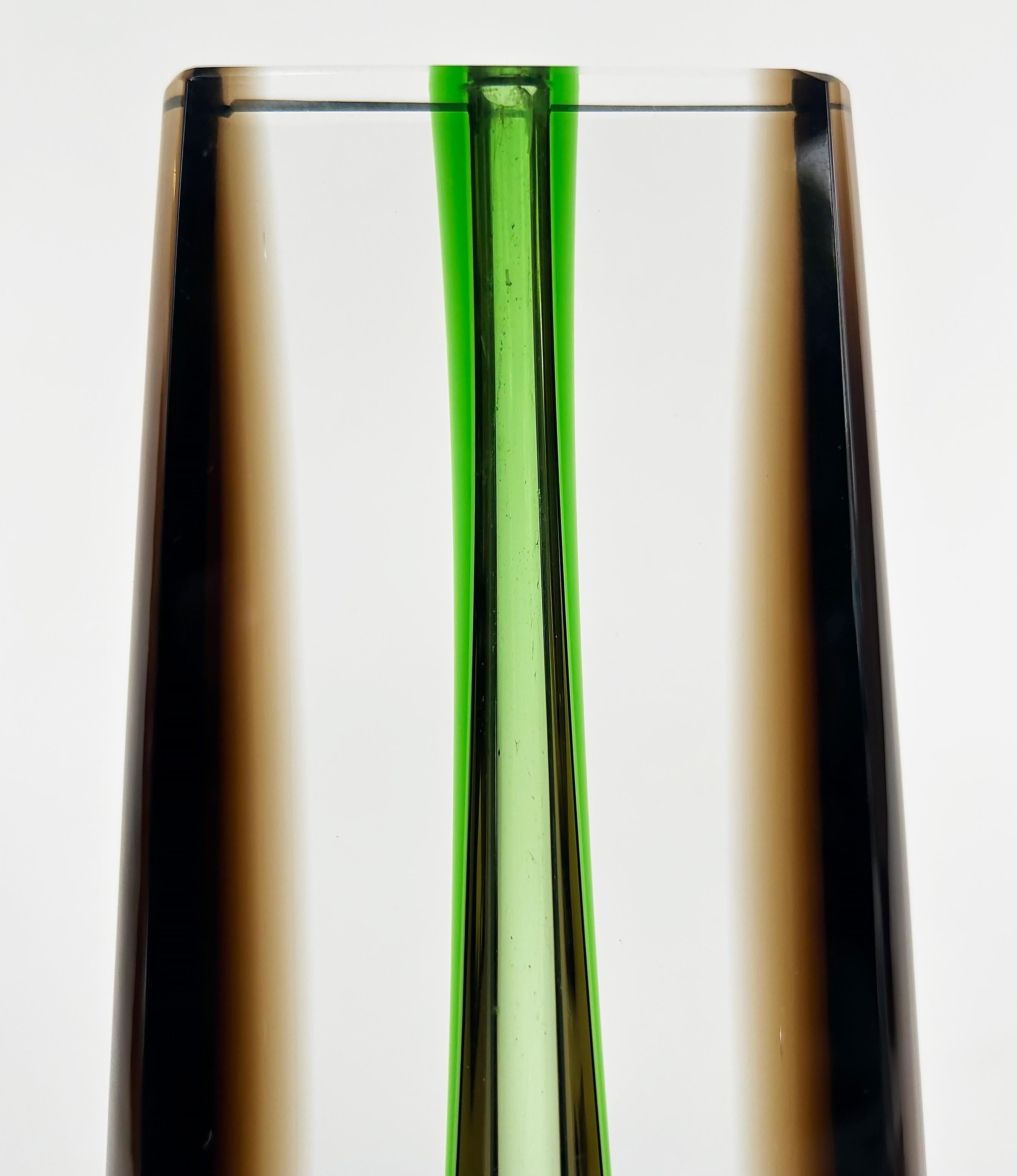 Vase à bourgeons en verre d'art tchèque Pavel Hlava Exbor Sommerso. 1960s en vente 1
