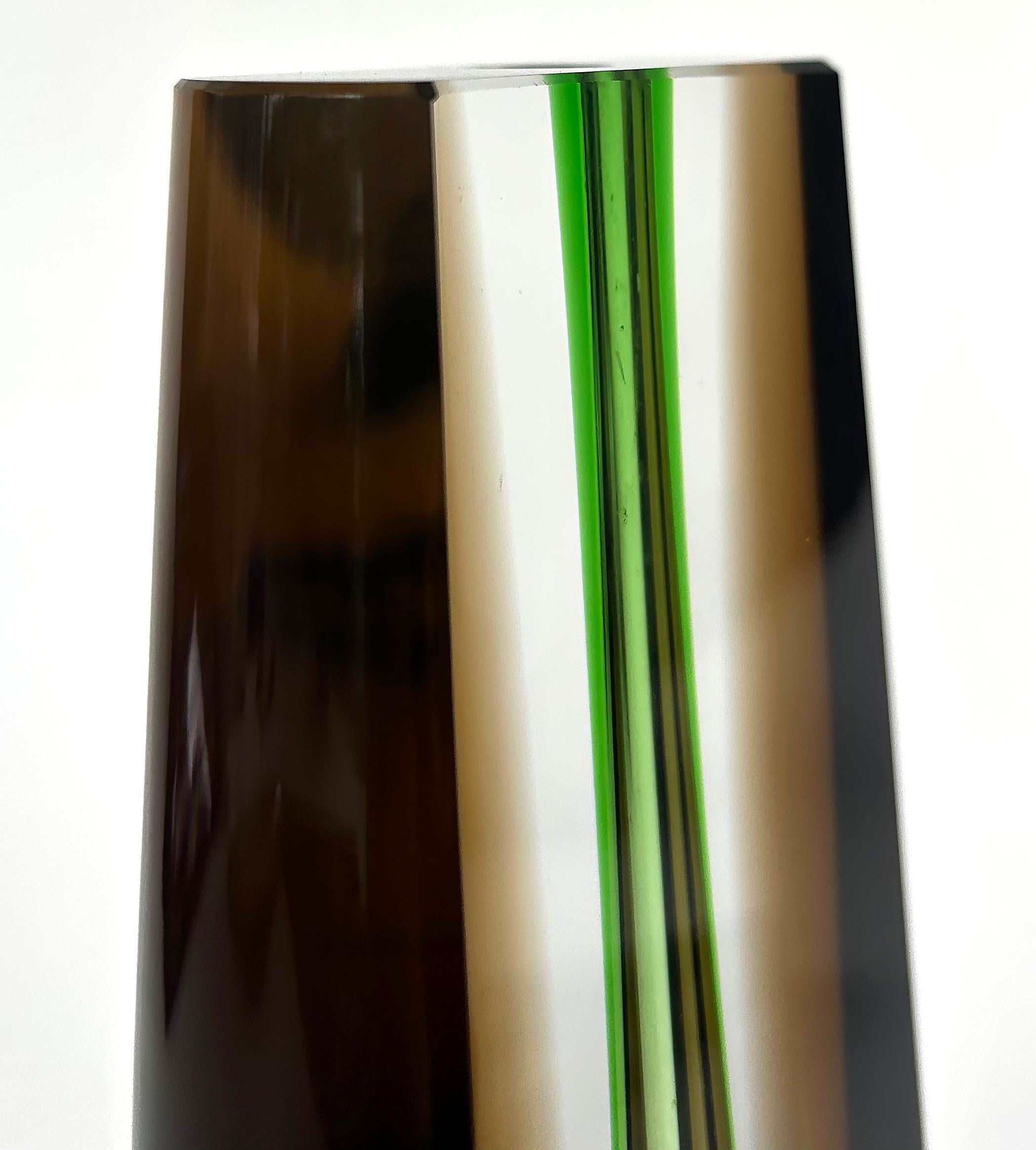 Vase à bourgeons en verre d'art tchèque Pavel Hlava Exbor Sommerso. 1960s en vente 2