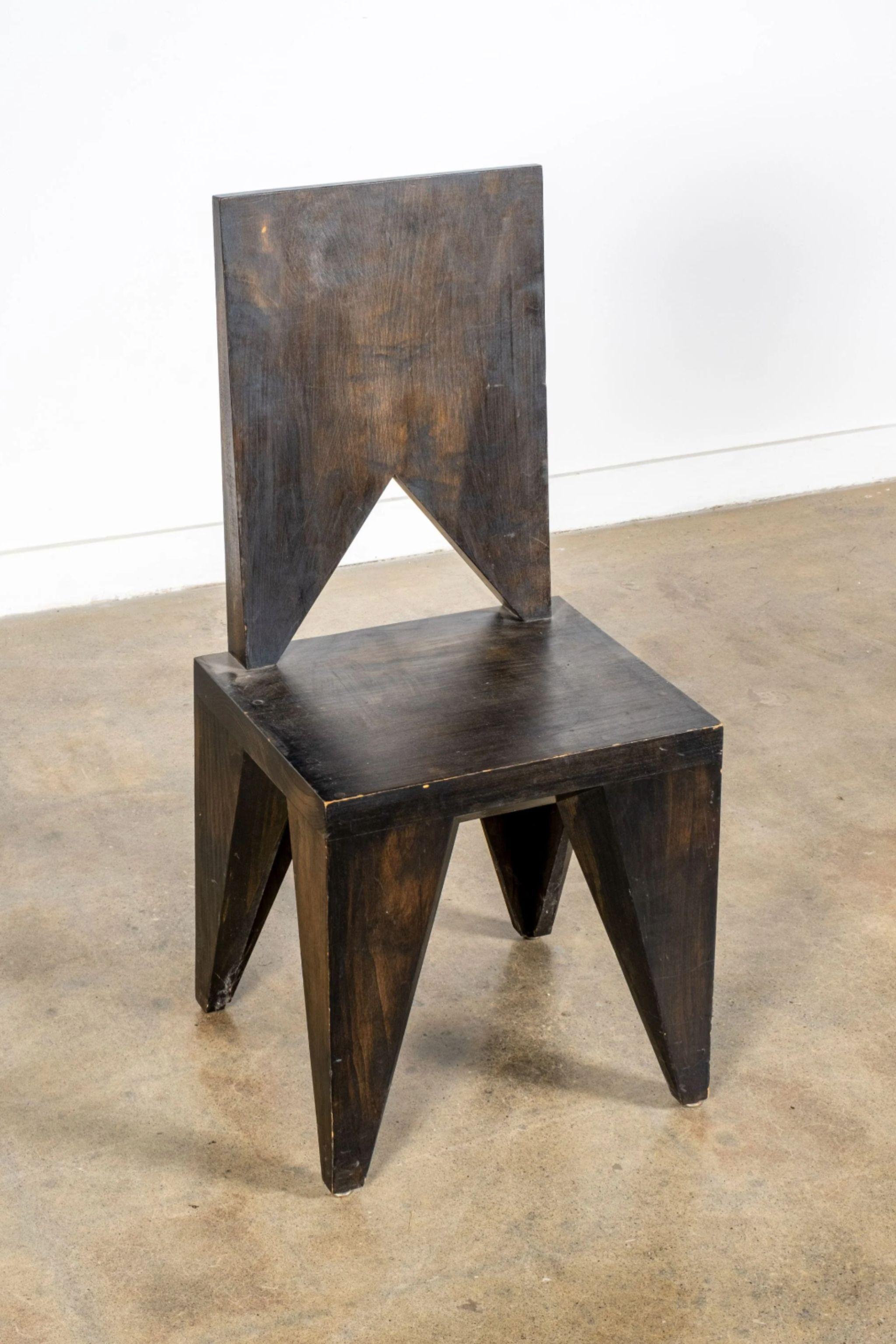 Chaise d'appoint cubiste de l'architecte et designer tchèque Pavel Janák (1881 - 1956), pionnier du dépouillement. Ne vous laissez pas tromper par les angles expressifs. Cette pièce est très confortable pour s'asseoir. 

Quelques zones d'usure