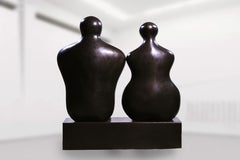 Sitzendes Paar – Skulpturen Figurative Skulpturen Mann Frau Bronze Patina Dunkel