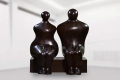 Sitzendes Paar – Skulpturen  Figurative Skulpturen Mann Frau Bronze Patina Dunkel 