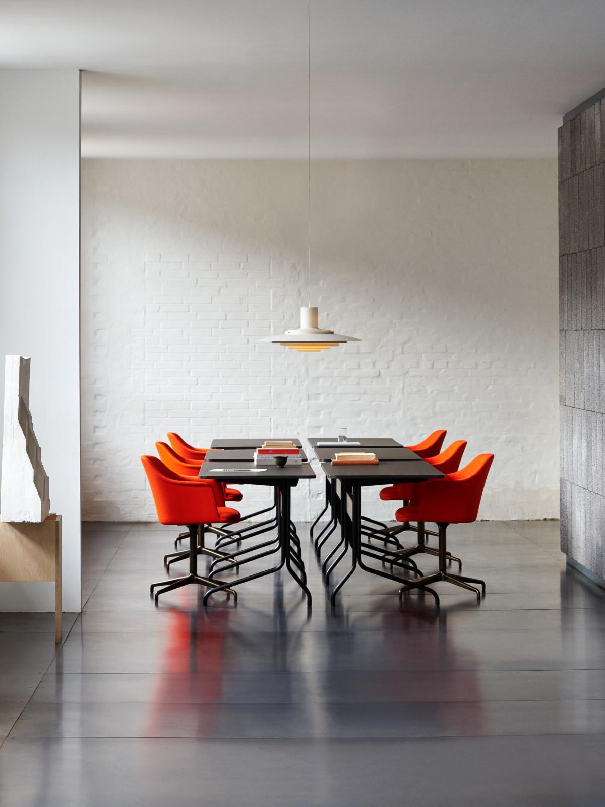 Ein kompakter Schreibtisch mit leichter und lyrischer Ästhetik, der sich sowohl für das Büro als auch für den Wohnbereich eignet. 
Der Schreibtisch Pavilion besteht aus einer mit Linoleum beschichteten Tischplatte mit furnierten Kanten. 
Die Beine