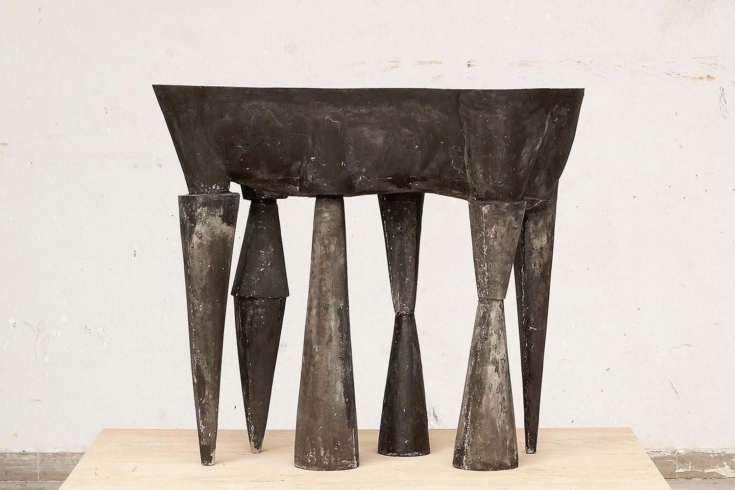 Skulptur aus Fiberglas, 95 cm × 82 cm × 42 cm. Einzigartige Arbeit.
Die zeitgenössischen Skulpturen der tschechischen Künstlerin Pavlína Kvita geben den Bildern aus ihrem inneren Universum und ihrem poetischen Blick auf die Welt Gestalt. Auf halbem