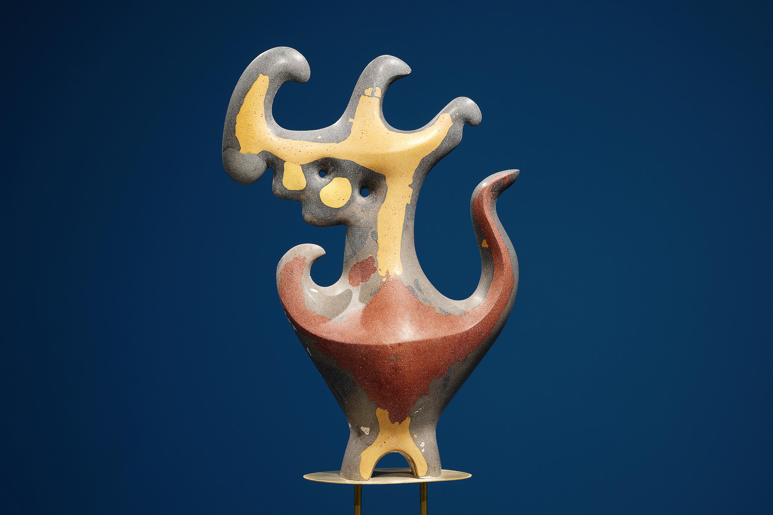 Amphora est une sculpture unique en pierre artificielle polie et colorée et en laiton de l'artiste contemporaine Pavlína Kvita. Les dimensions, y compris le socle en laiton, sont de 165 cm × 50 cm × 50 cm (65 × 19,7 × 19,7 in). La sculpture est