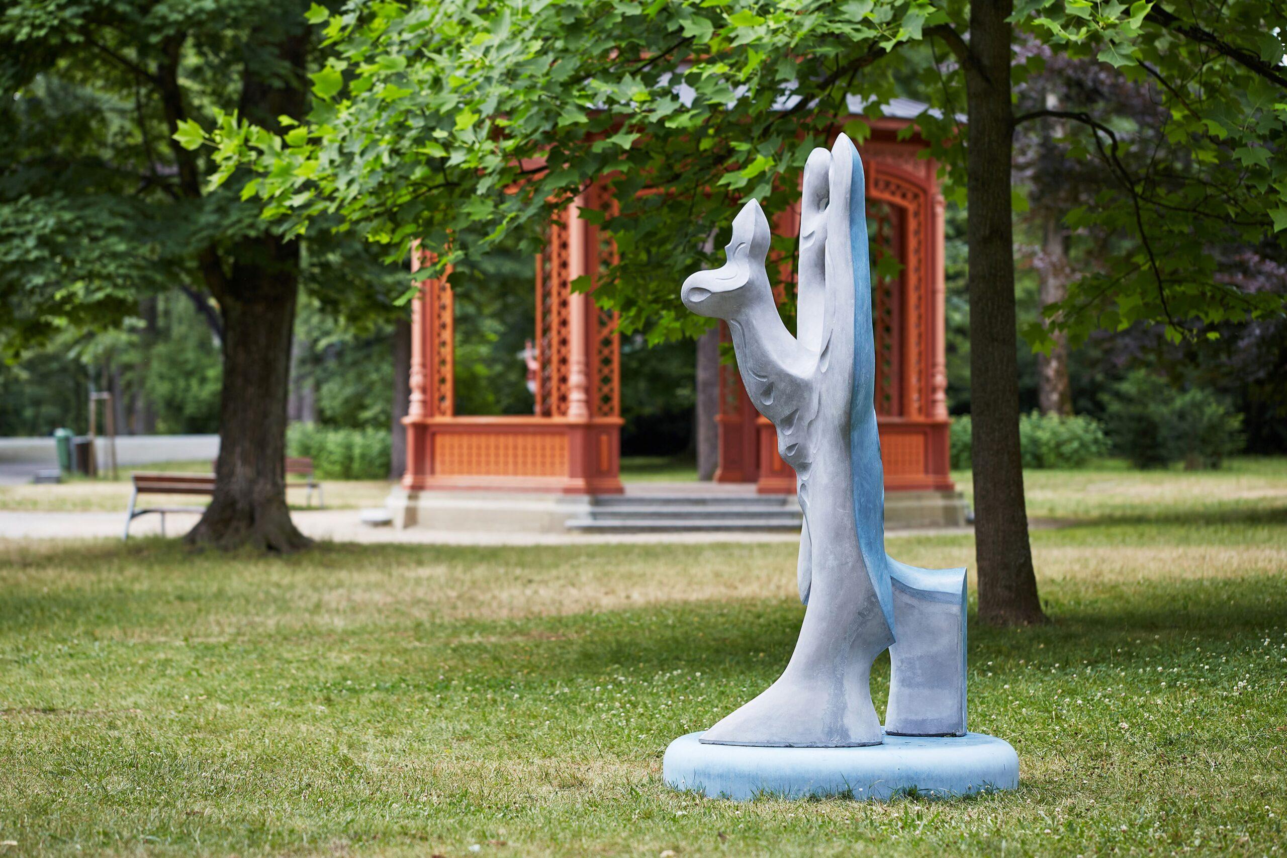 Big Creature by Pavlína Kvita - Contemporary sculpture, futuristic figure, grey For Sale 8