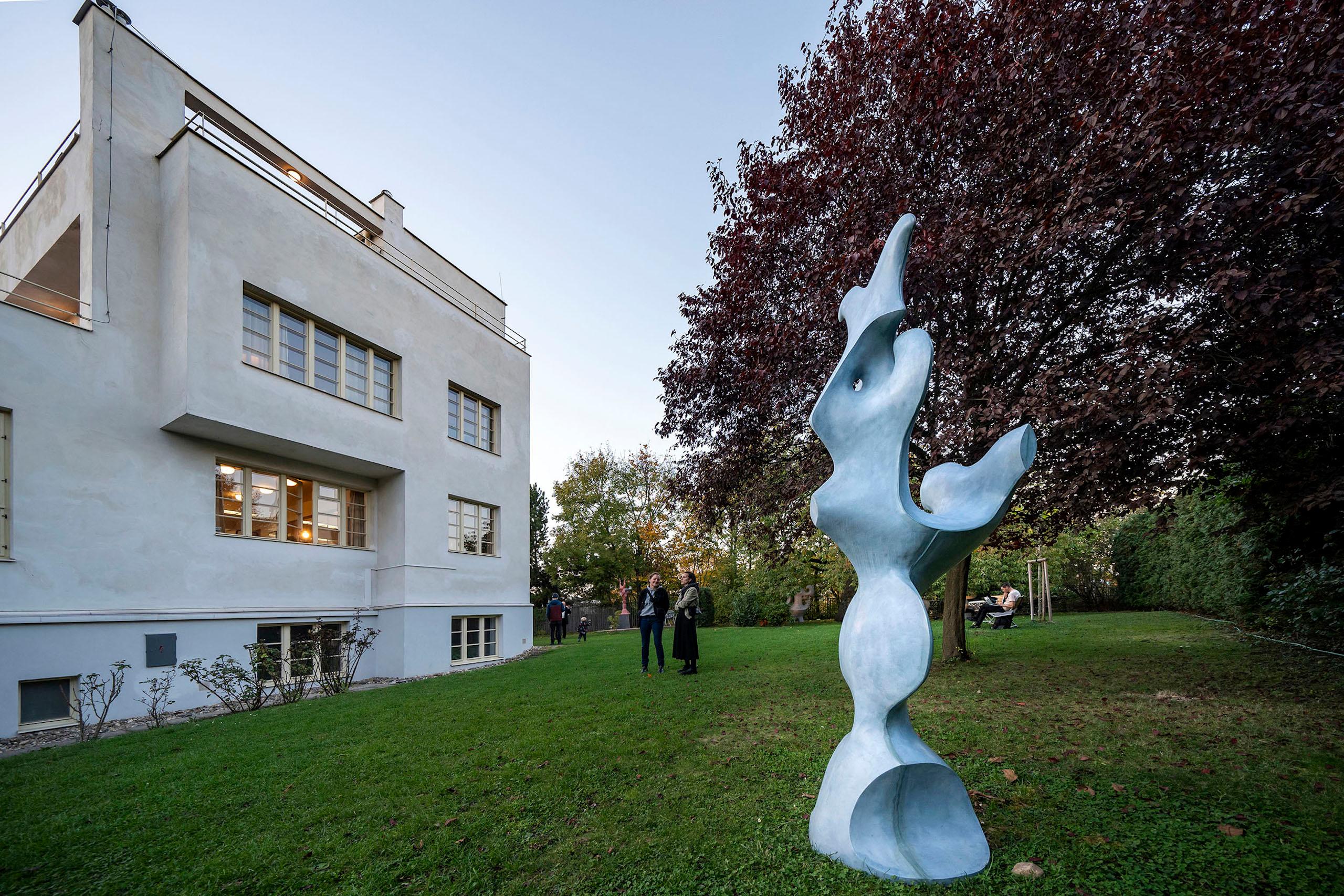 Big Source Keeper de Pavlína Kvita - Escultura contemporánea, única, exterior en venta 2