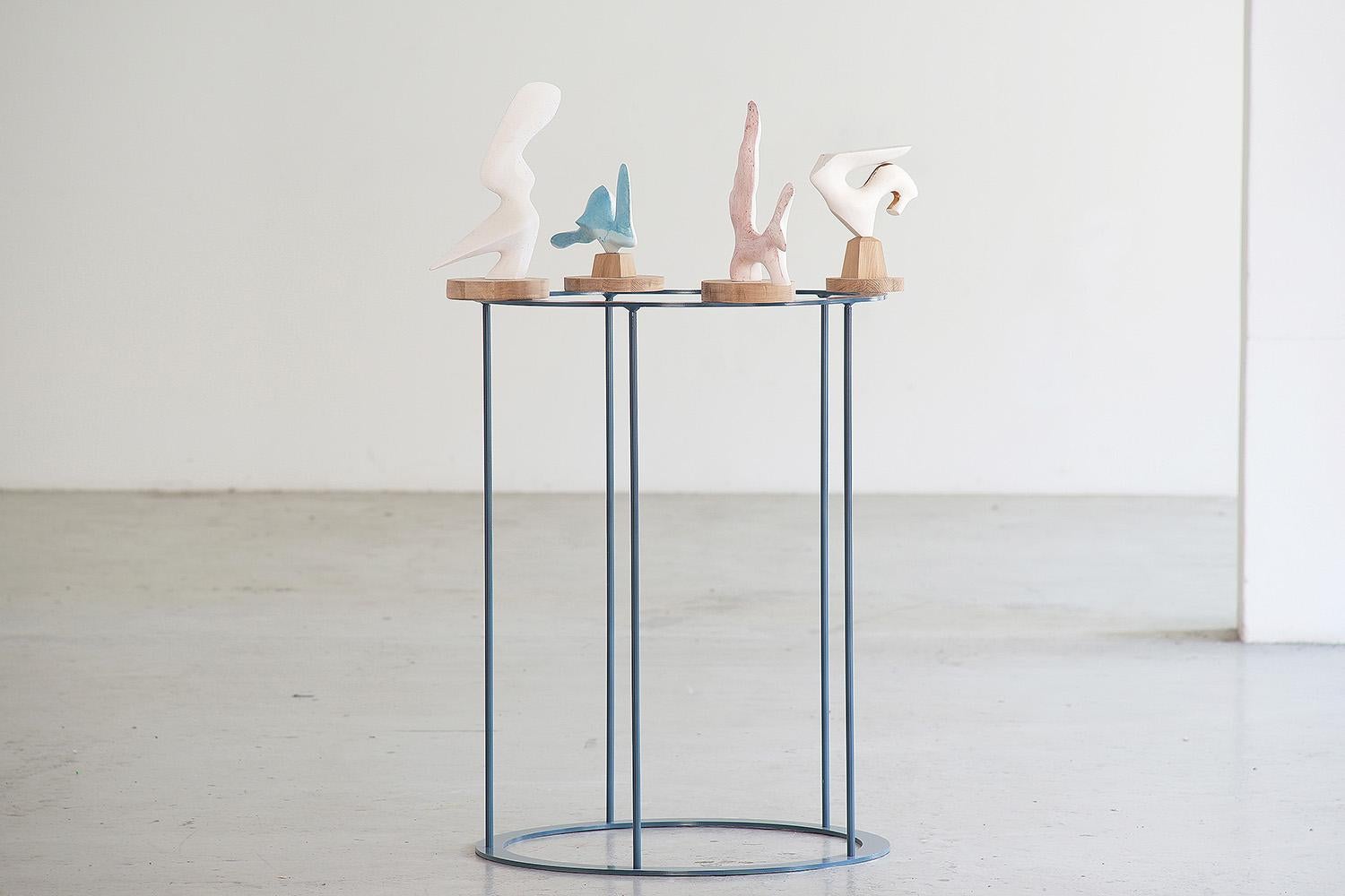 Elements es una escultura única de acristal, madera de roble y hierro, obra de la artista contemporánea Pavlína Kvita. Sus dimensiones, incluido el zócalo, son 140 × 90 × 80 cm. 
La escultura está firmada y se entrega con un certificado de