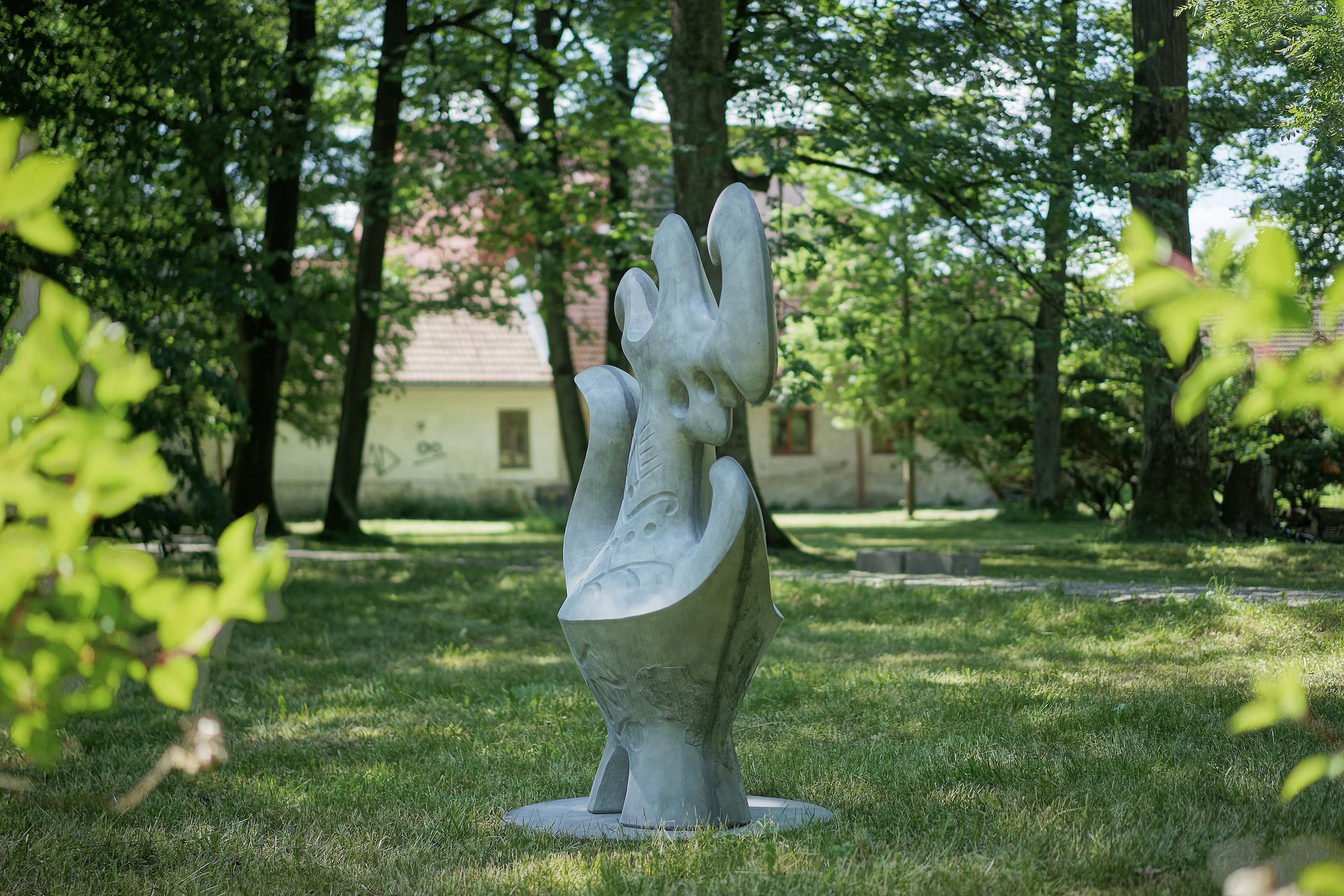 Grey Amphora di Pavlína Kvita-Scultura contemporanea, figura astratta futuristica in vendita 2
