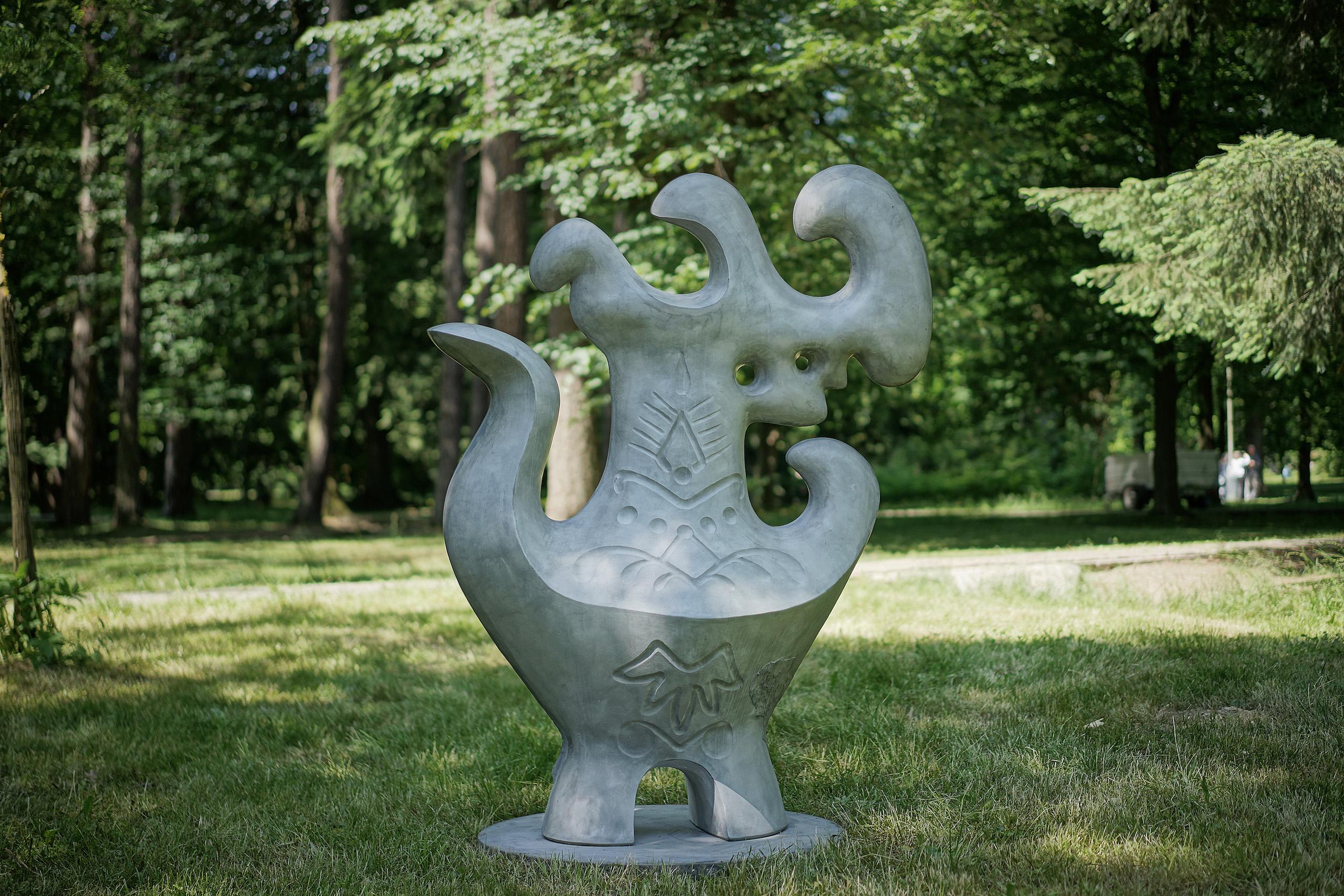 Grey Amphora di Pavlína Kvita-Scultura contemporanea, figura astratta futuristica in vendita 3