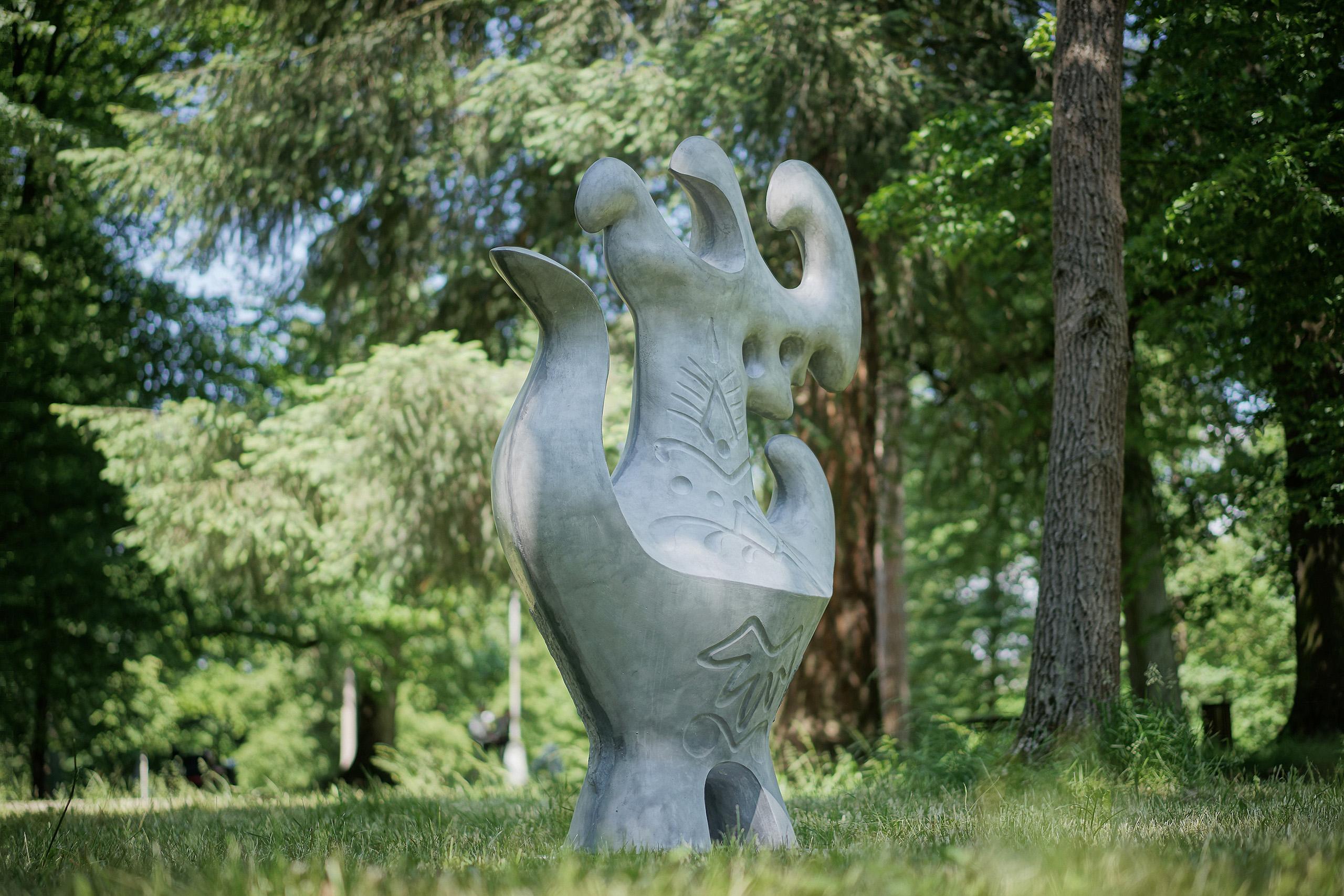 Grey Amphora di Pavlína Kvita-Scultura contemporanea, figura astratta futuristica in vendita 5