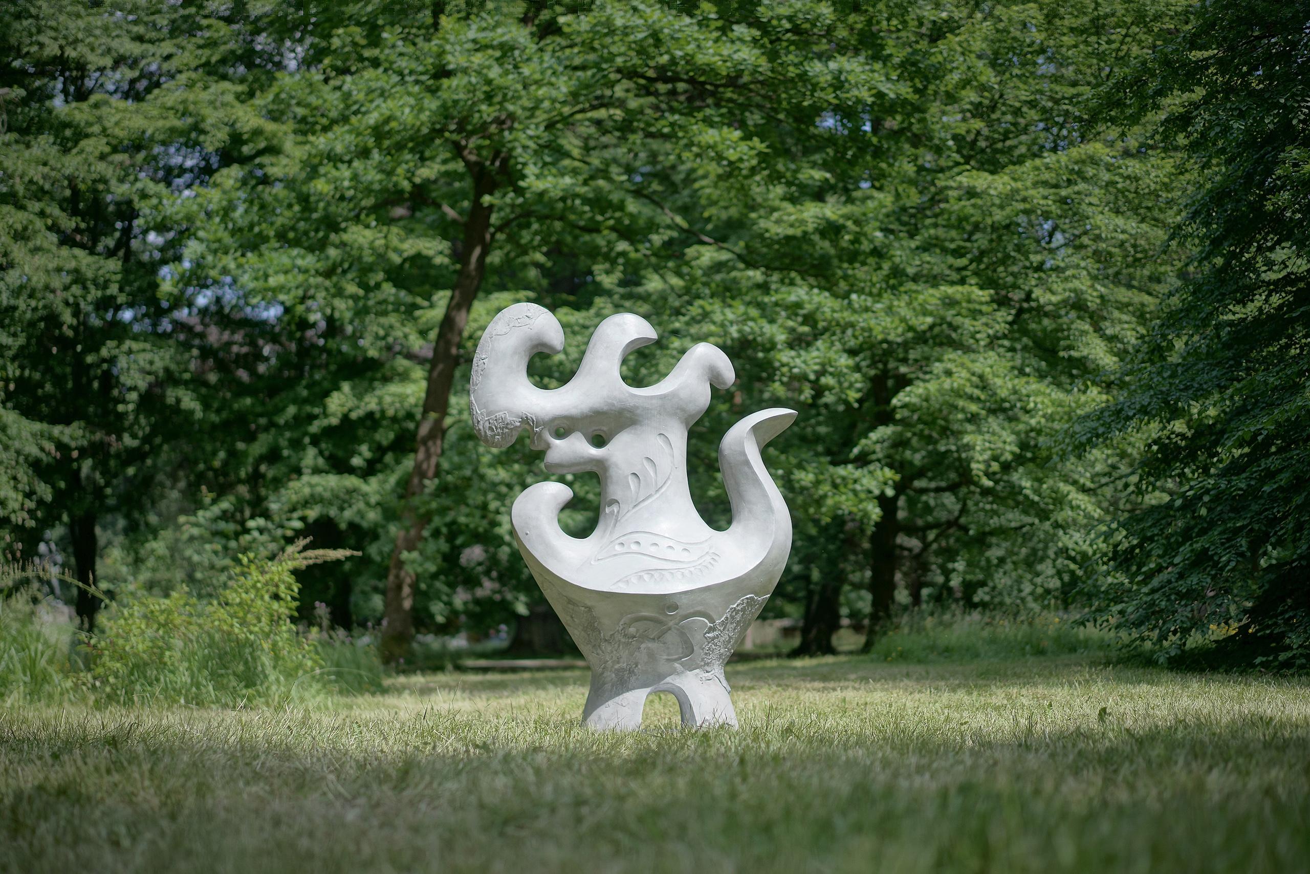 Grey Amphora di Pavlína Kvita-Scultura contemporanea, figura astratta futuristica in vendita 7