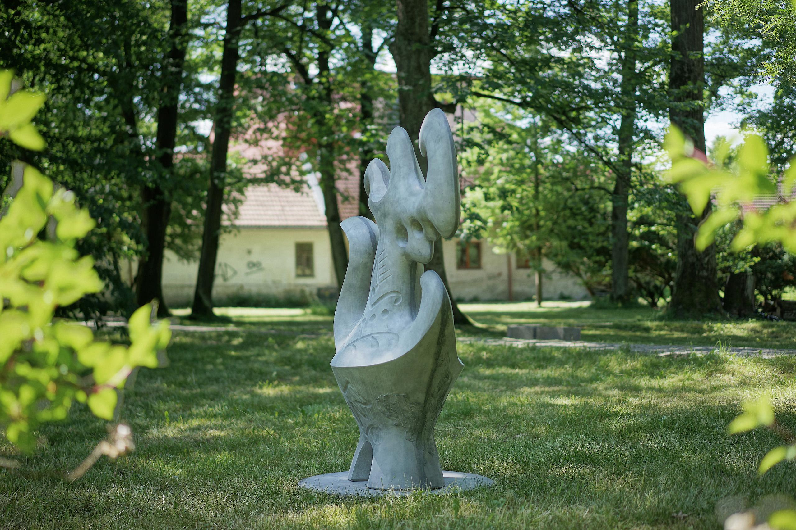 Grey Amphora by Pavlína Kvita - Contemporary sculpture, futuristic figure For Sale 1