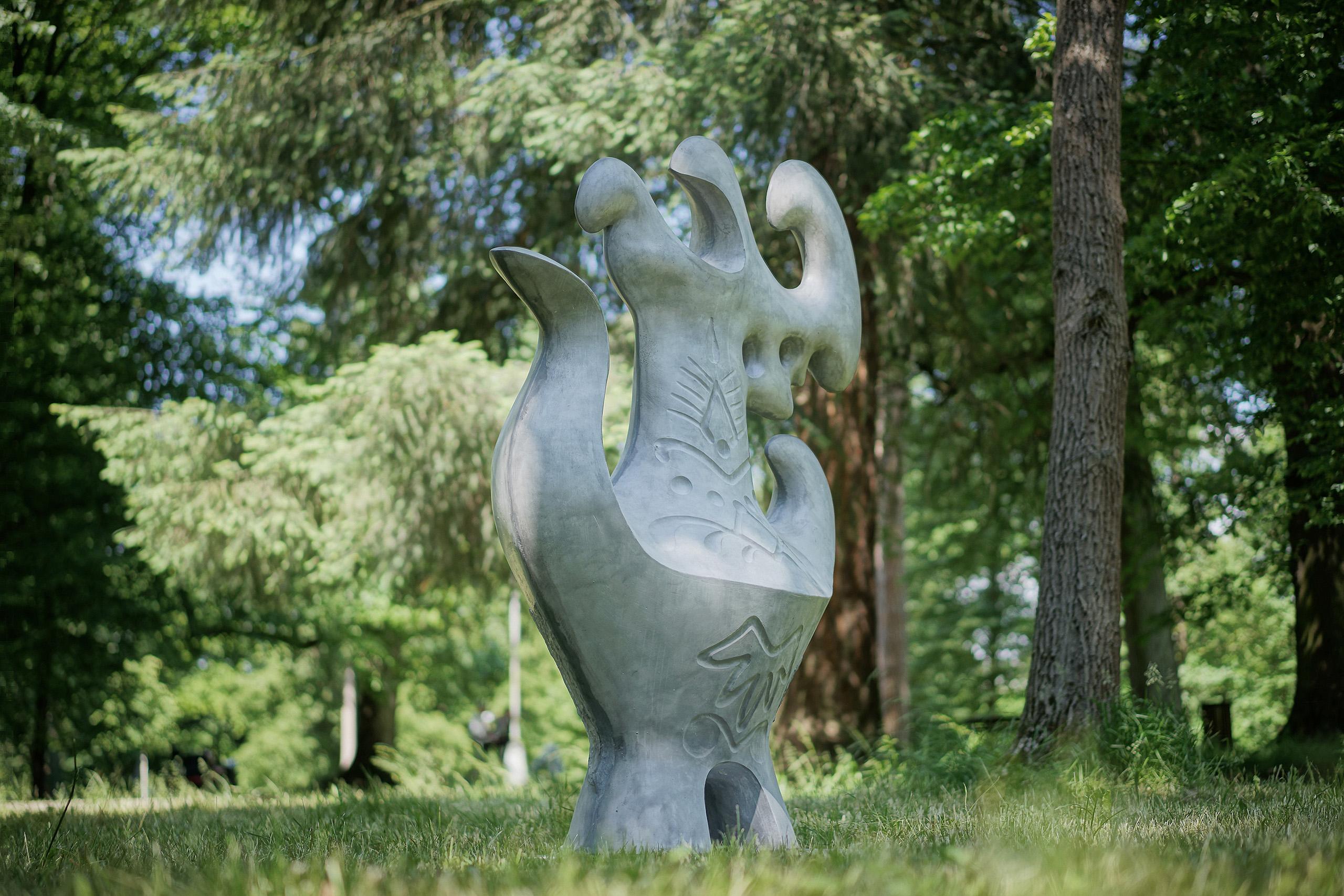 Graue Amphora von Pavlína Kvita - Zeitgenössische Skulptur, futuristische Figur im Angebot 4