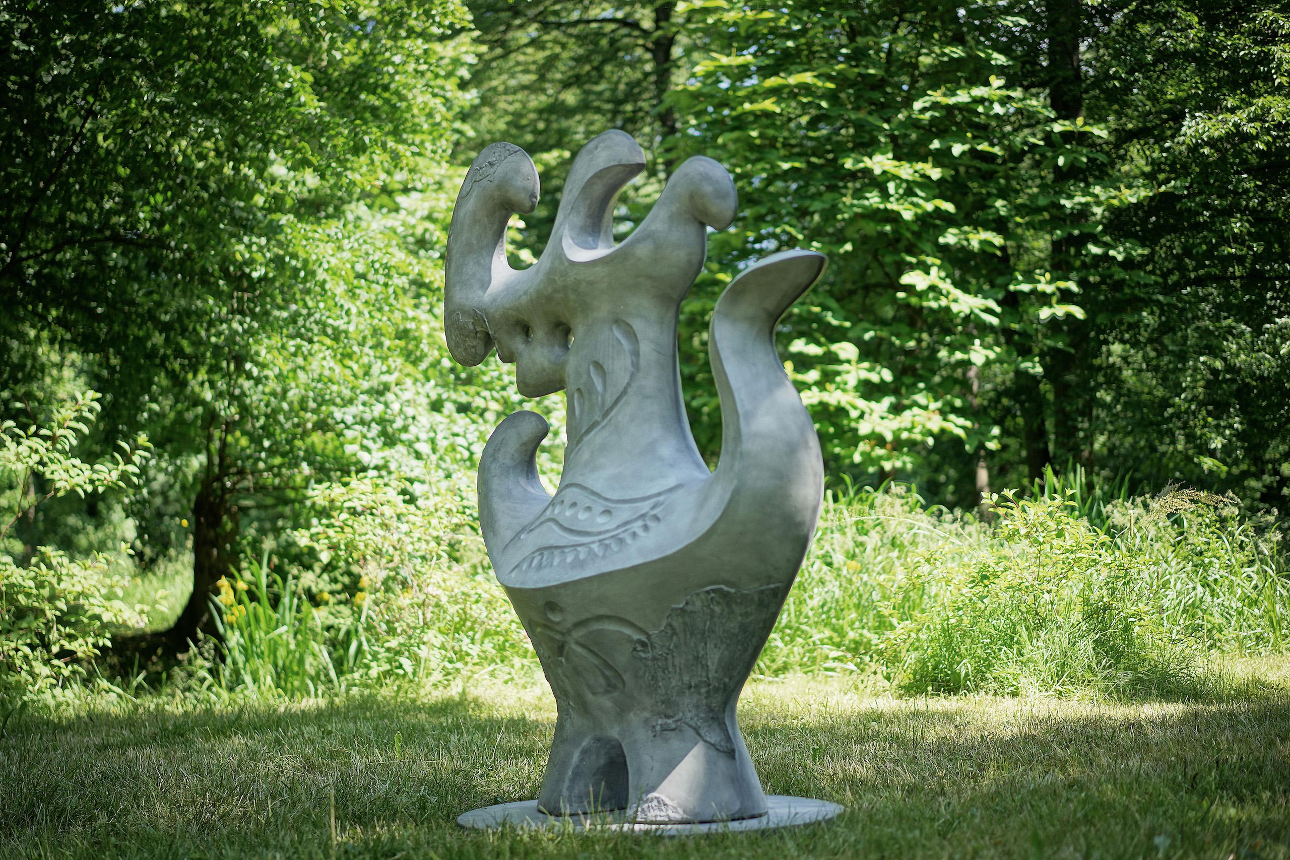 Graue Amphora von Pavlína Kvita - Zeitgenössische Skulptur, futuristische Figur im Angebot 5