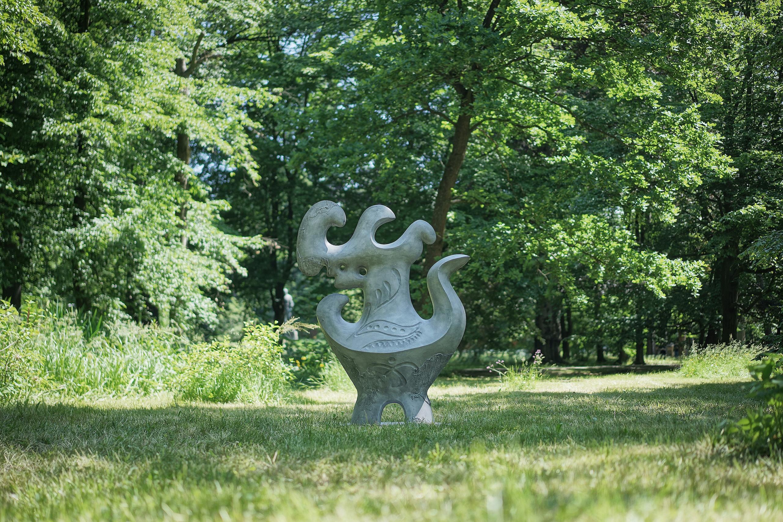 Grey Amphora by Pavlína Kvita - art extérieur, sculpture abstraite en vente 1