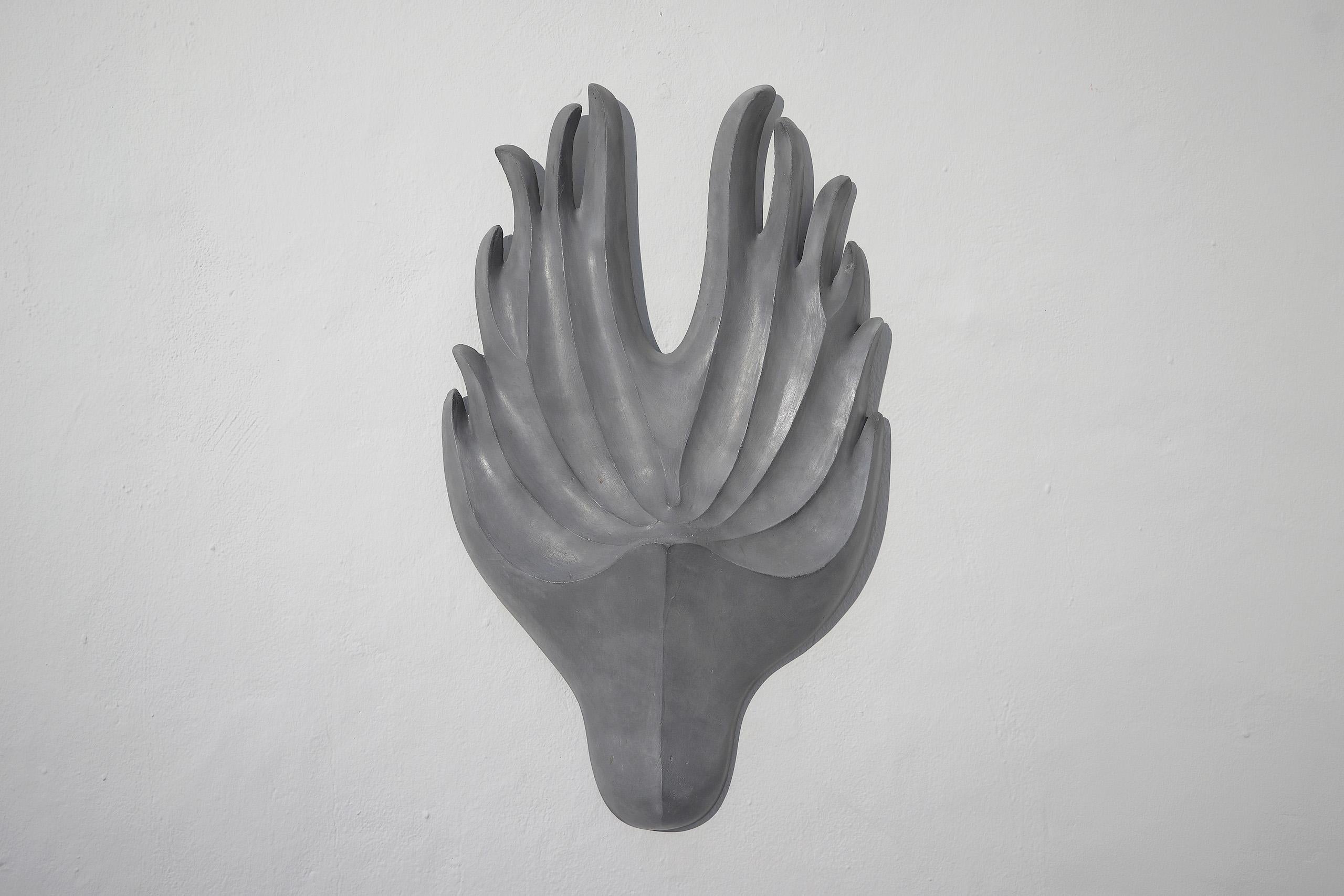 Maske I von Pavlína Kvita - Zeitgenössische Wandskulptur, futuristische Figur, grau im Angebot 1