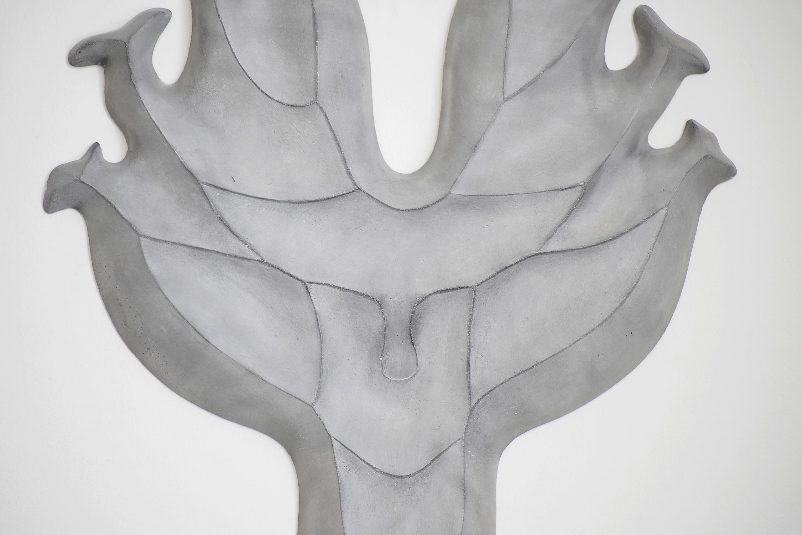 Maske II von Pavlína Kvita - Zeitgenössische Wandskulptur, futuristische Figur, grau im Angebot 4