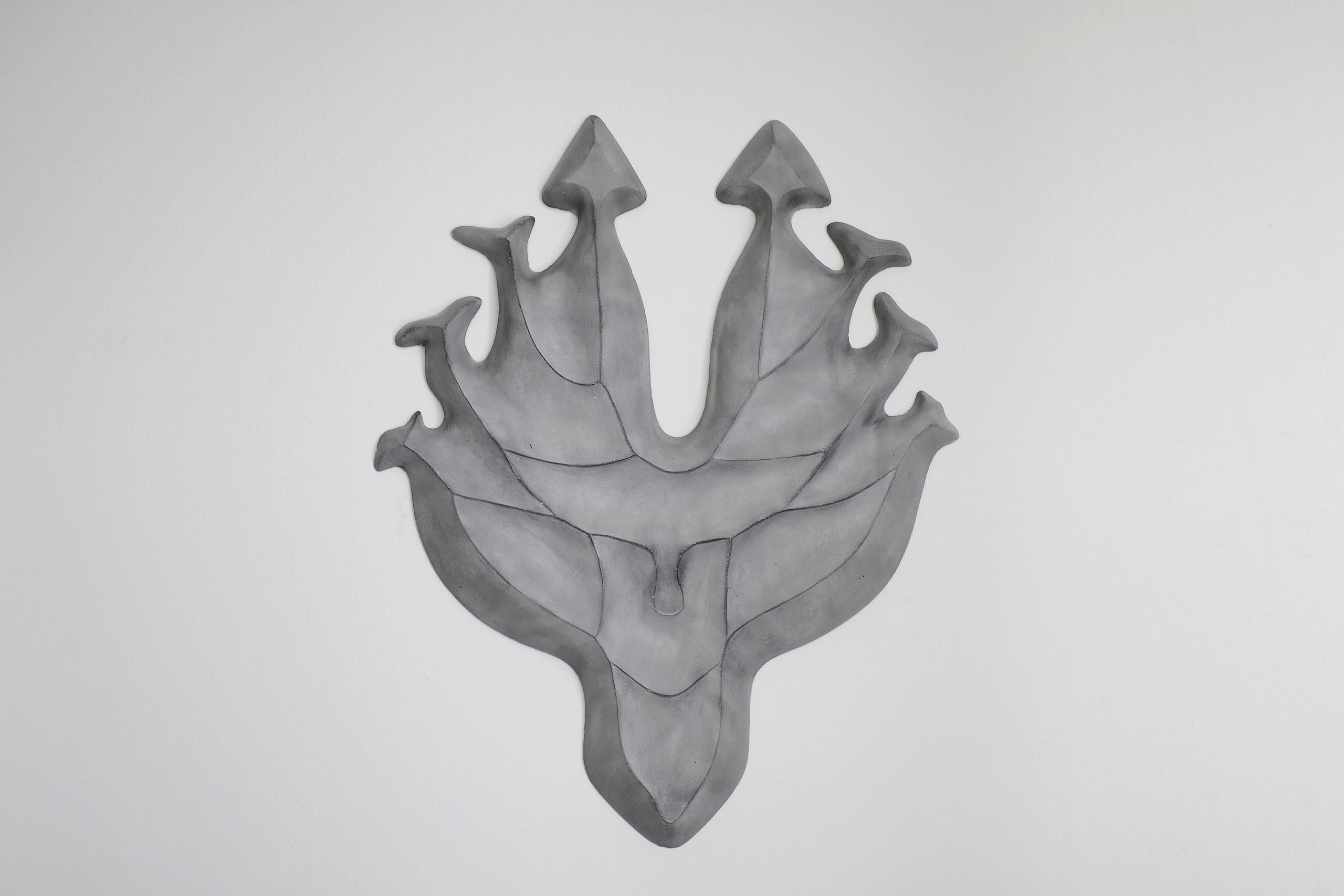 Mask II ist eine Wandskulptur aus glasfaserverstärktem Beton der zeitgenössischen Künstlerin Pavlína Kvita mit den Maßen 70 × 58 cm (27,6 × 22,8 in). 
Die Skulptur ist signiert und wird mit einem Echtheitszertifikat geliefert. Dieses Werk ist Teil