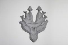 Maske II von Pavlína Kvita - Zeitgenössische Wandskulptur, futuristische Figur, grau