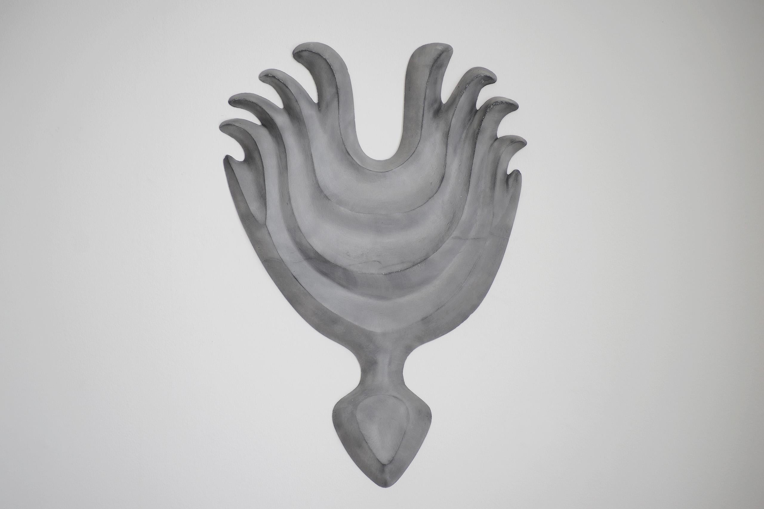 Mask III by Pavlína Kvita - Escultura mural contemporánea, figura futurista, gris en venta 1