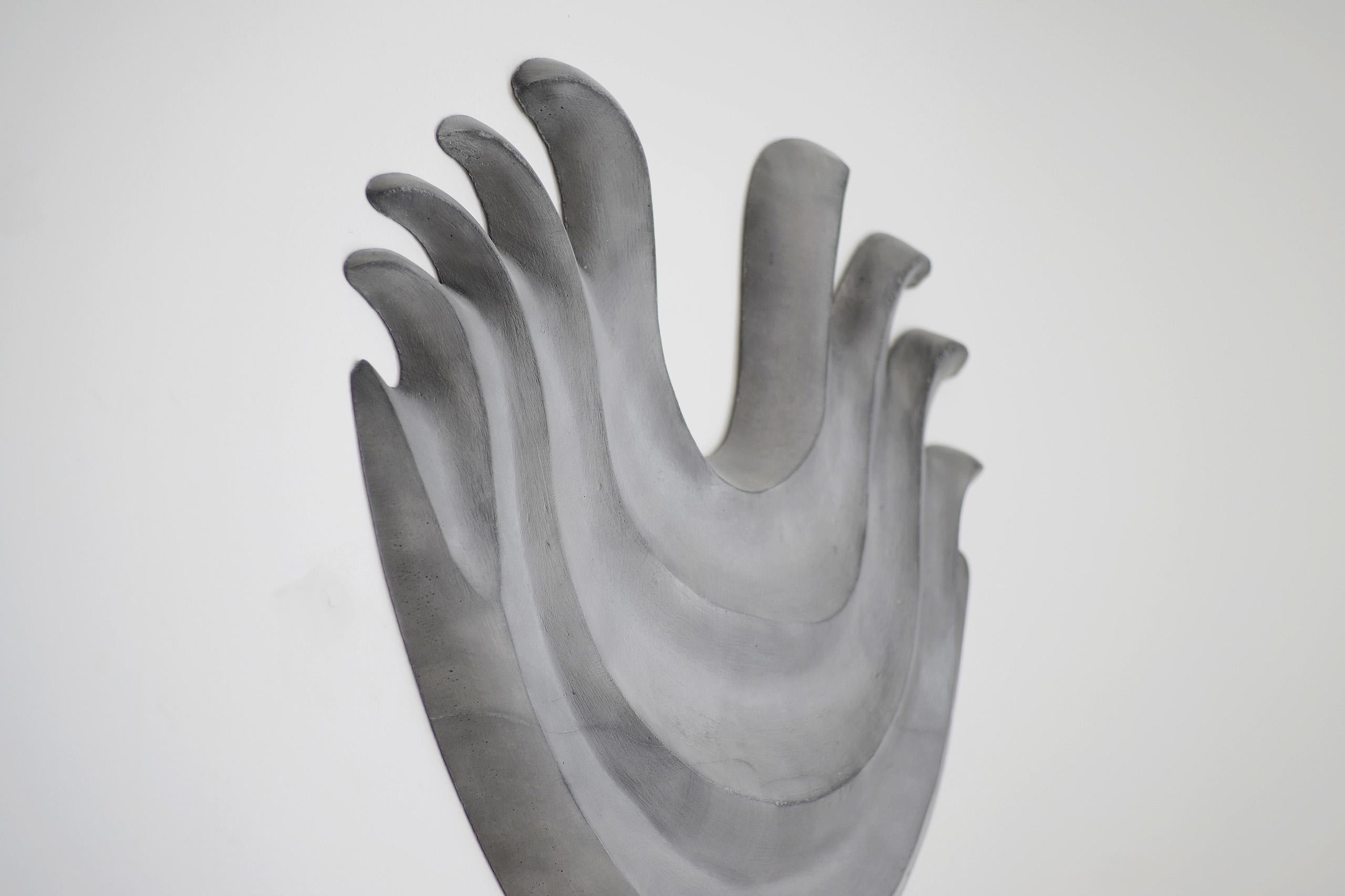 Mask III by Pavlína Kvita - Escultura mural contemporánea, figura futurista, gris en venta 3