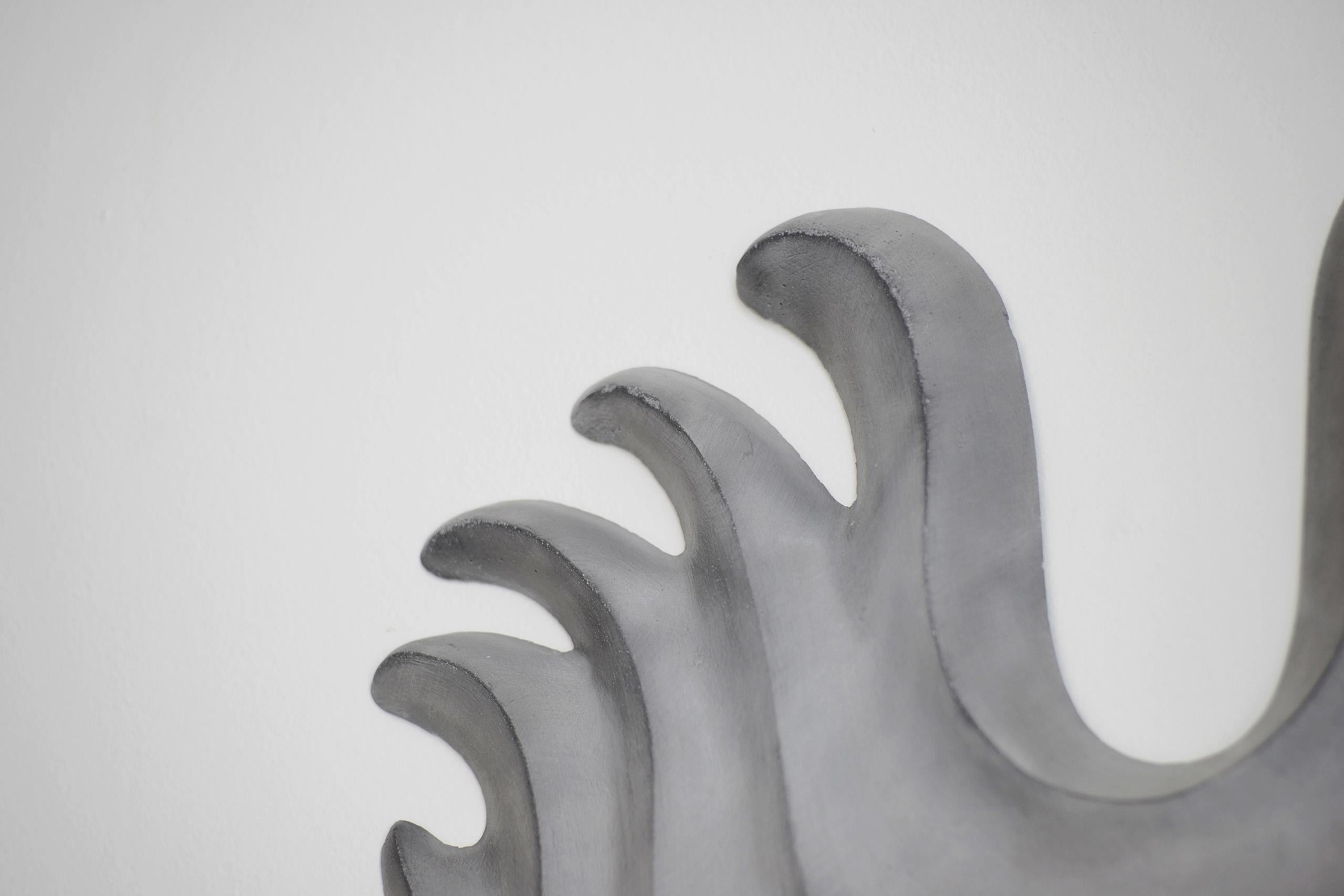 Mask III by Pavlína Kvita - Escultura mural contemporánea, figura futurista, gris en venta 4