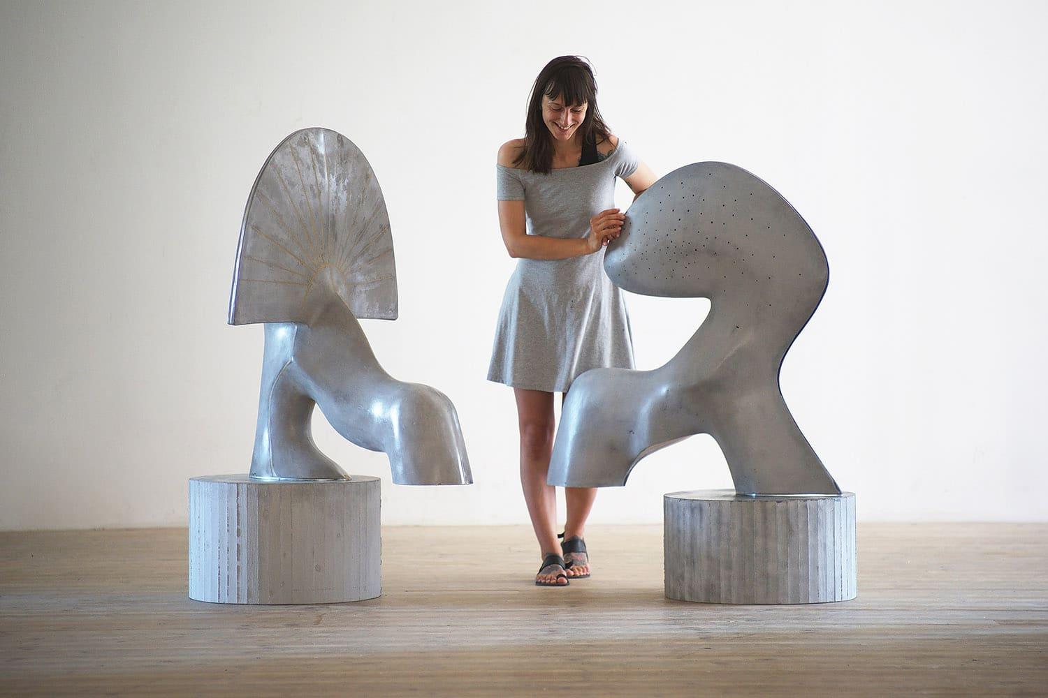 Moon di Pavlína Kvita - Scultura contemporanea in cemento, figura futuristica, grigio in vendita 1