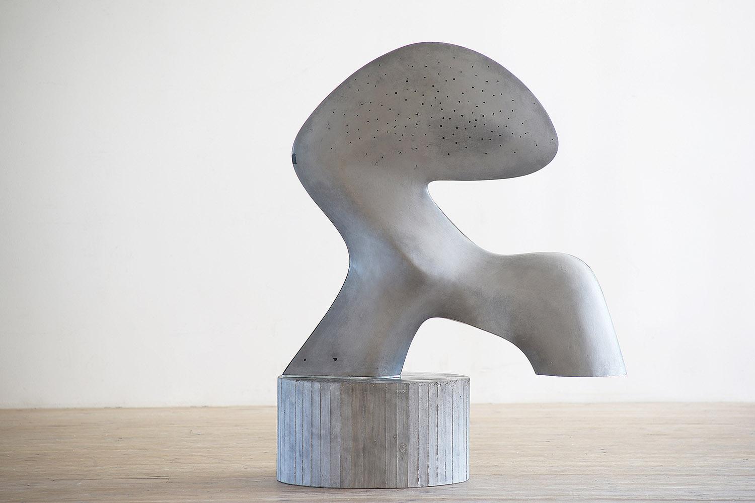 Moon by Pavlína Kvita - Sculpture contemporaine en béton, figure futuriste, grise en vente 2