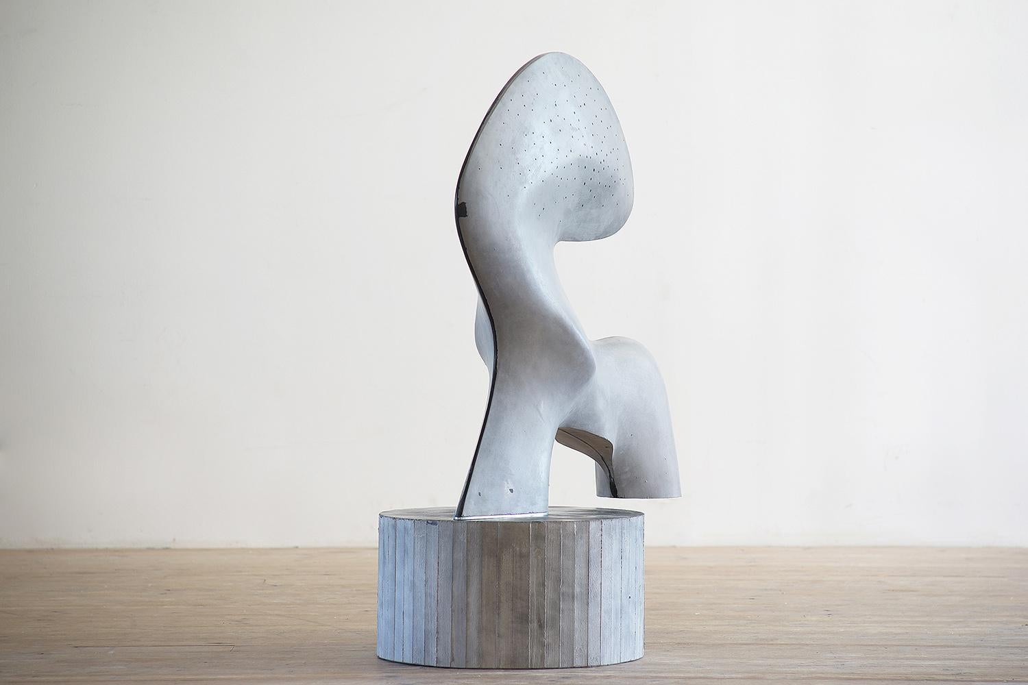 Moon by Pavlína Kvita - Sculpture contemporaine en béton, figure futuriste, grise en vente 3