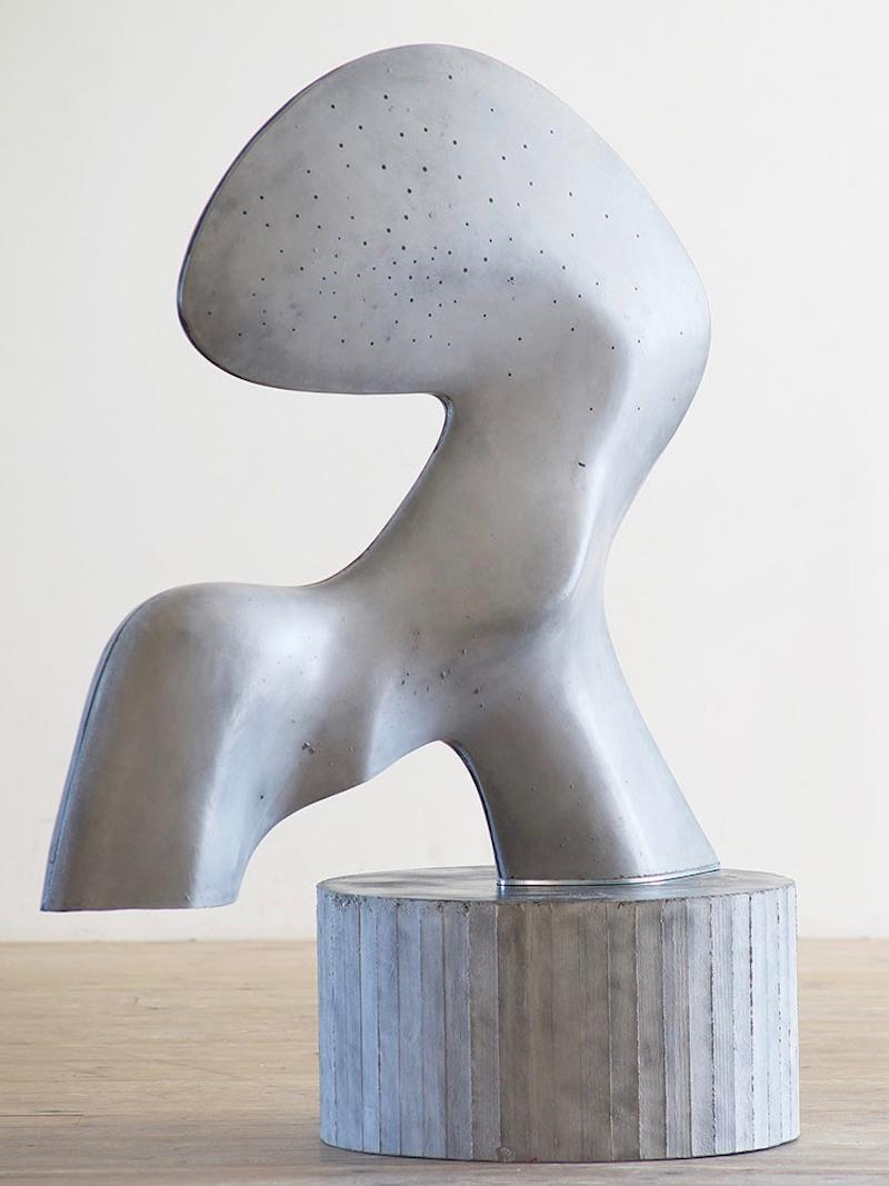 Luna de Pavlína Kvita - Escultura contemporánea de hormigón, figura futurista, gris