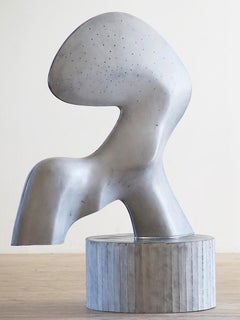 Moon by Pavlína Kvita - Sculpture contemporaine en béton, figure futuriste, grise