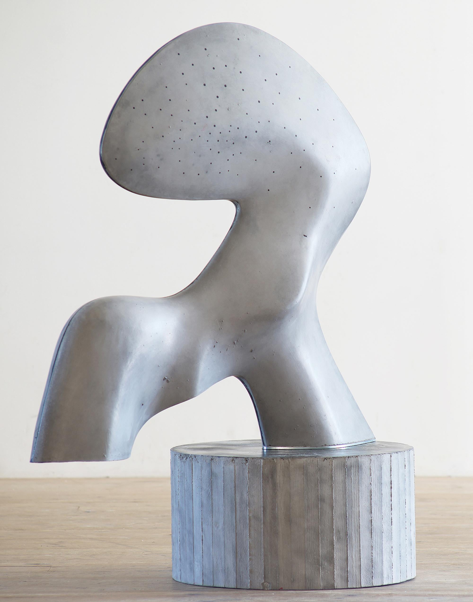 Moon by Pavlína Kvita - Sculpture contemporaine en béton, figure futuriste, grise