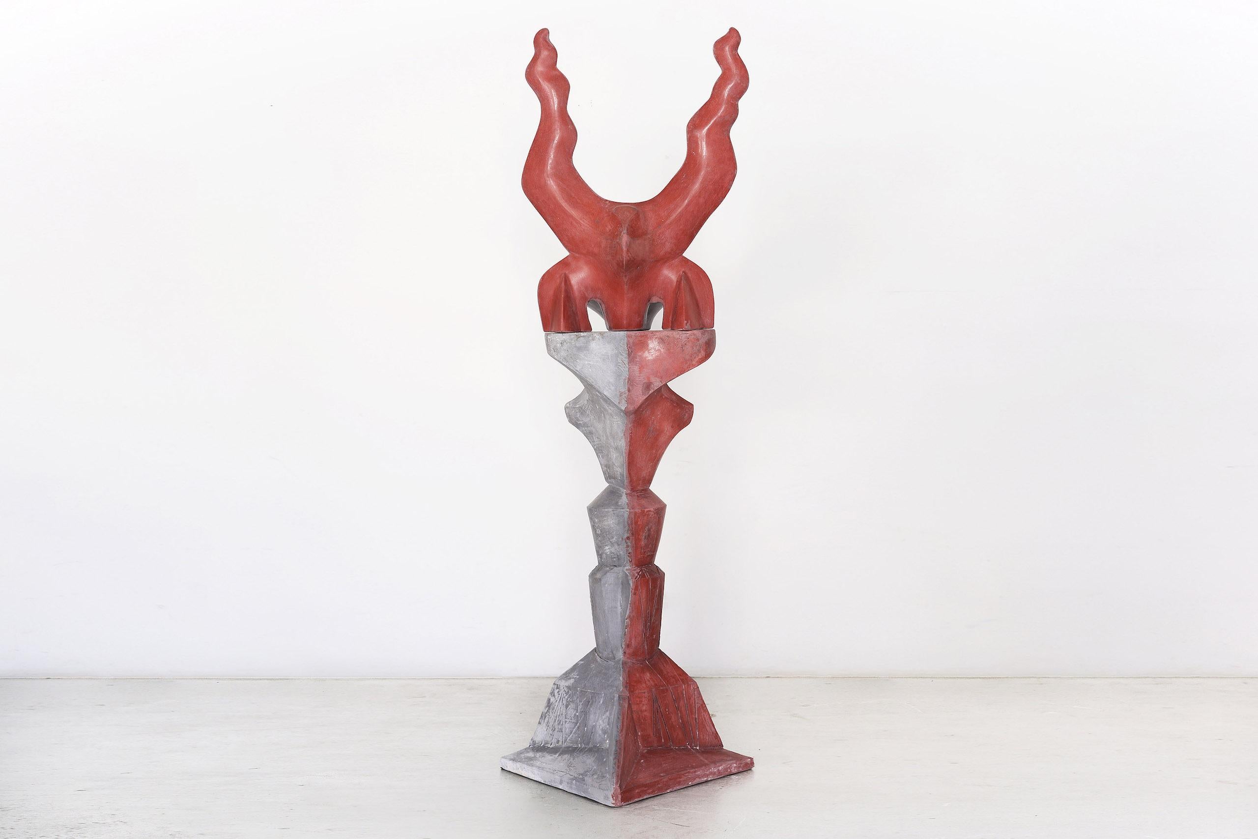 Pilier fantôme de Pavlína Kvita - Sculpture contemporaine, unique, extérieure, rouge en vente 3