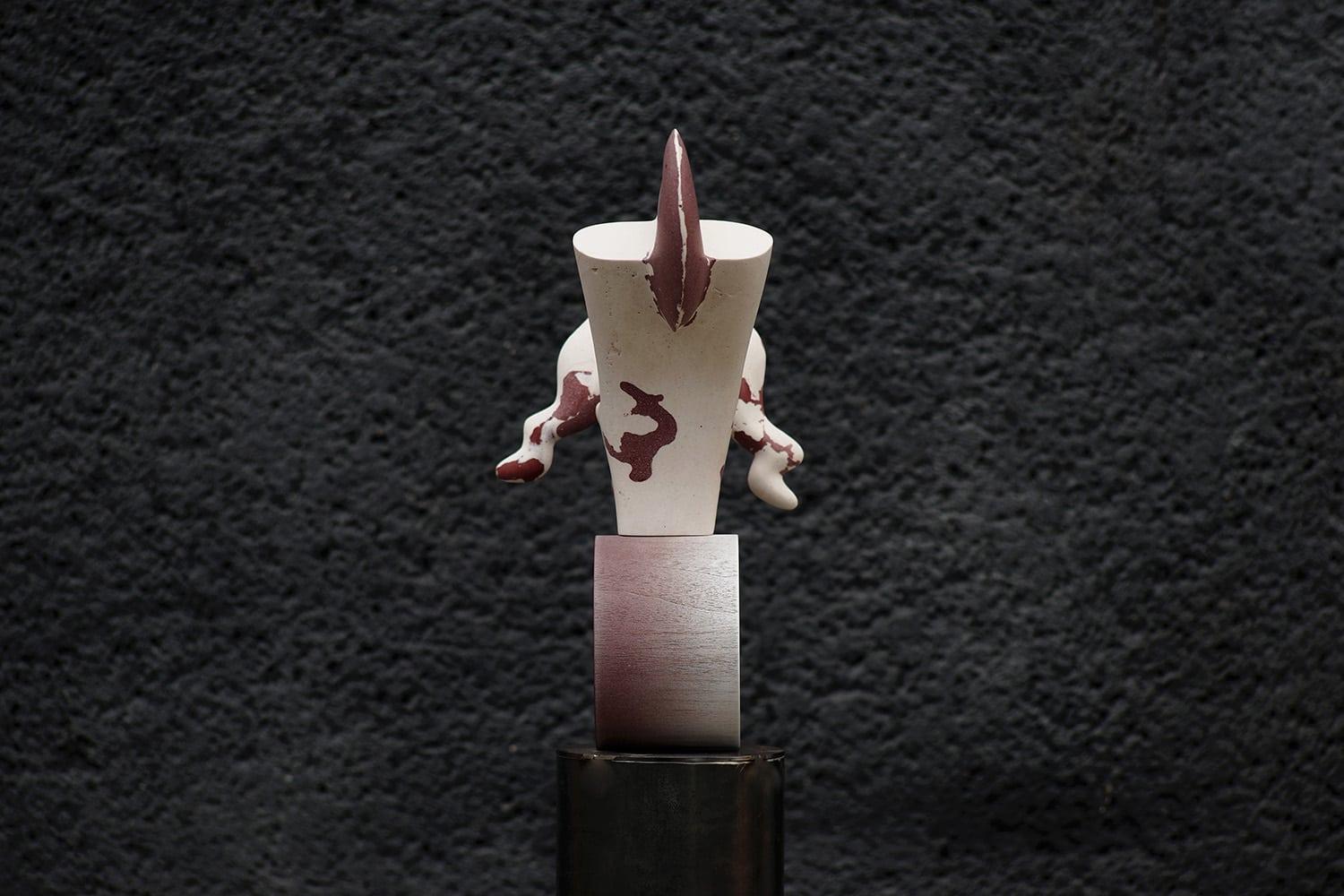 Rhyton de Pavlína Kvita - Sculpture contemporaine, œuvre unique, mystérieuse, rouge en vente 1