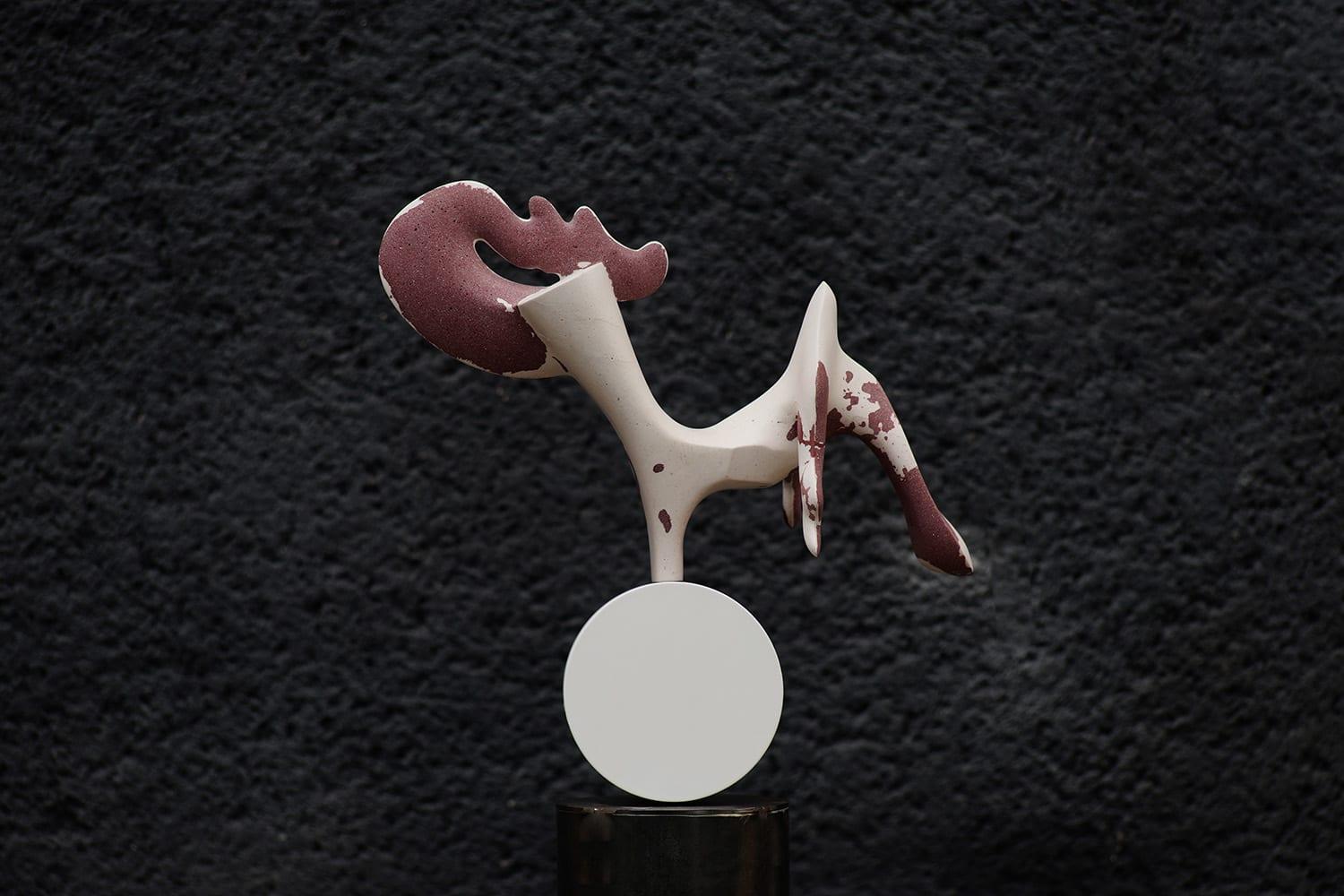 Rhyton de Pavlína Kvita - Sculpture contemporaine, œuvre unique, mystérieuse, rouge en vente 2