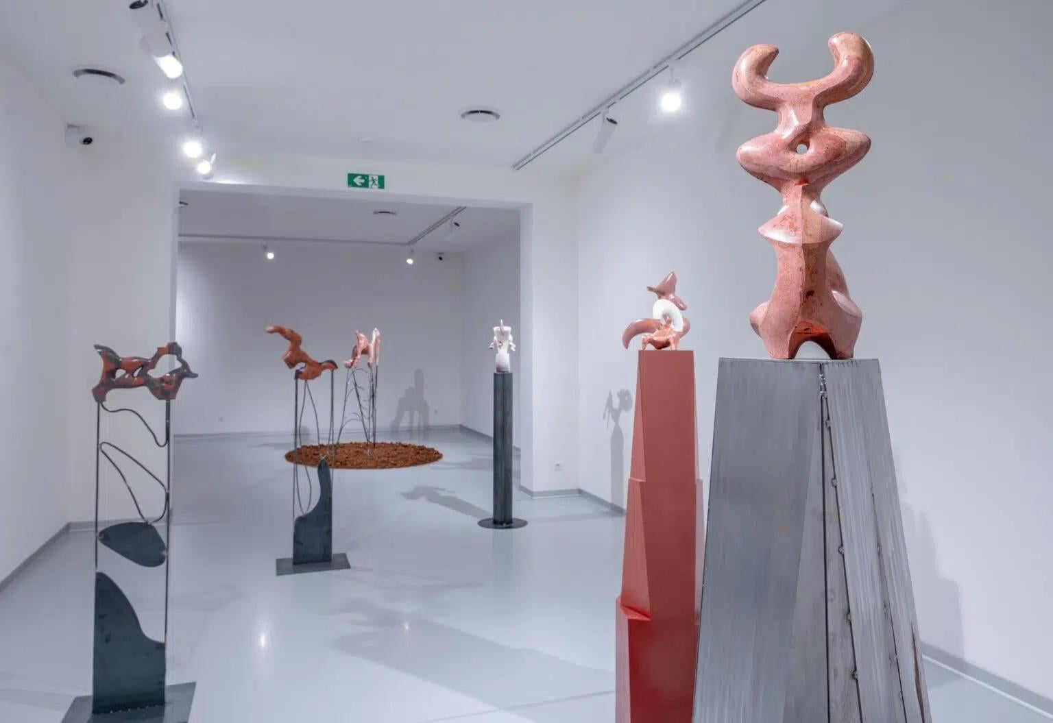 Skelet II von Pavlína Kvita - Zeitgenössische Skulptur, großformatig, rot im Angebot 10